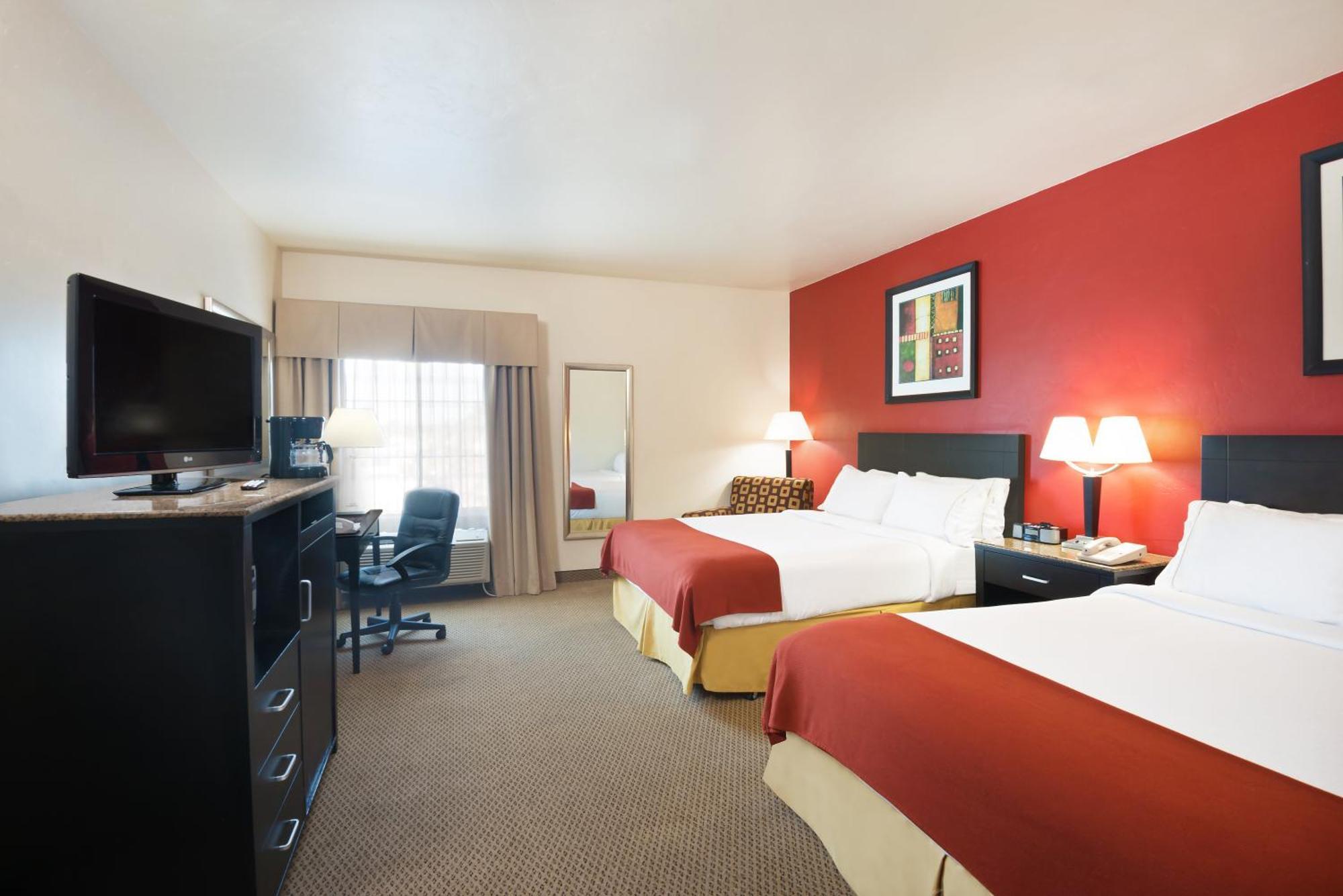 Standard Queen Room with Two Queen Beds and Tub - Communications Accessible