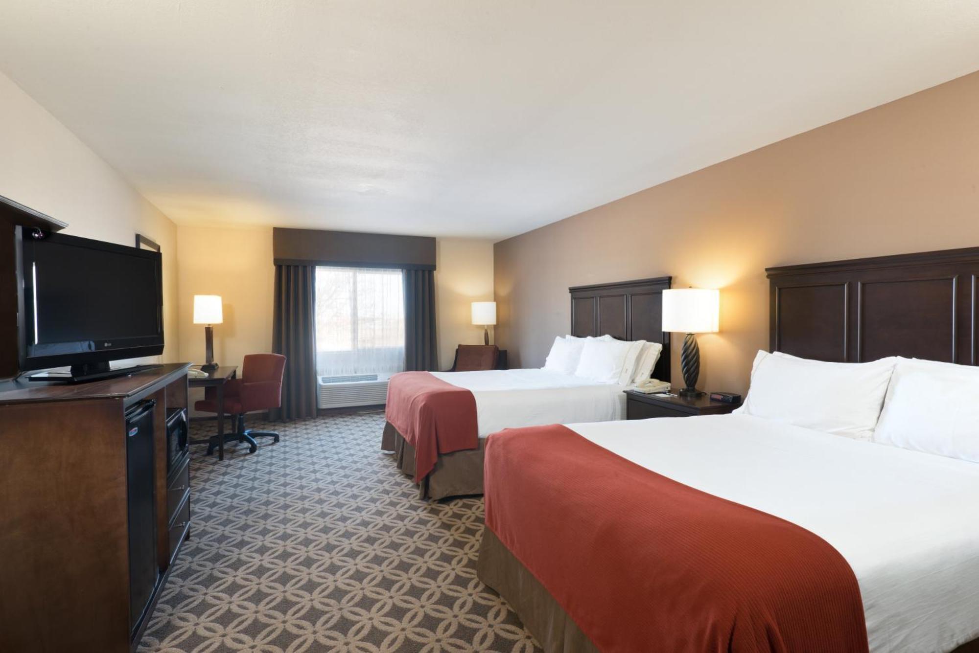 Standard Queen Room with Two Queen Beds and Mobility Accessible Tub