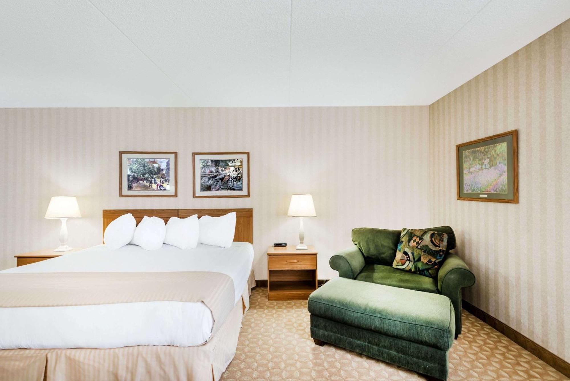1 King Bed, Studio Suite, Non-Smoking