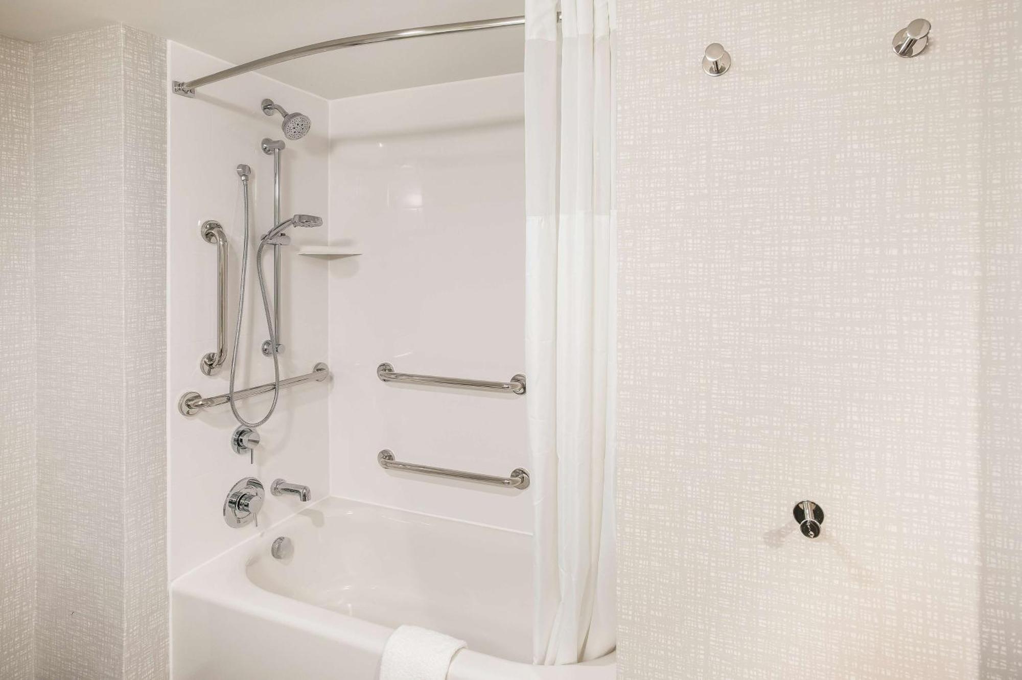 King Room with Bath Tub - Mobility/Hearing Accessible