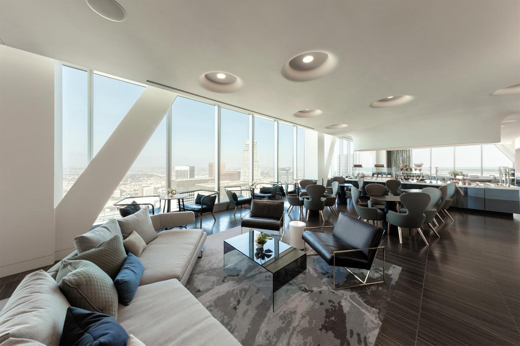 Suite de 1 dormitorio con vistas a la ciudad y acceso al salón club