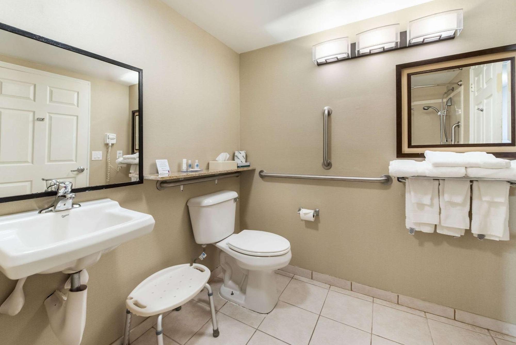 King Room with tub - Accessible/Non-Smoking