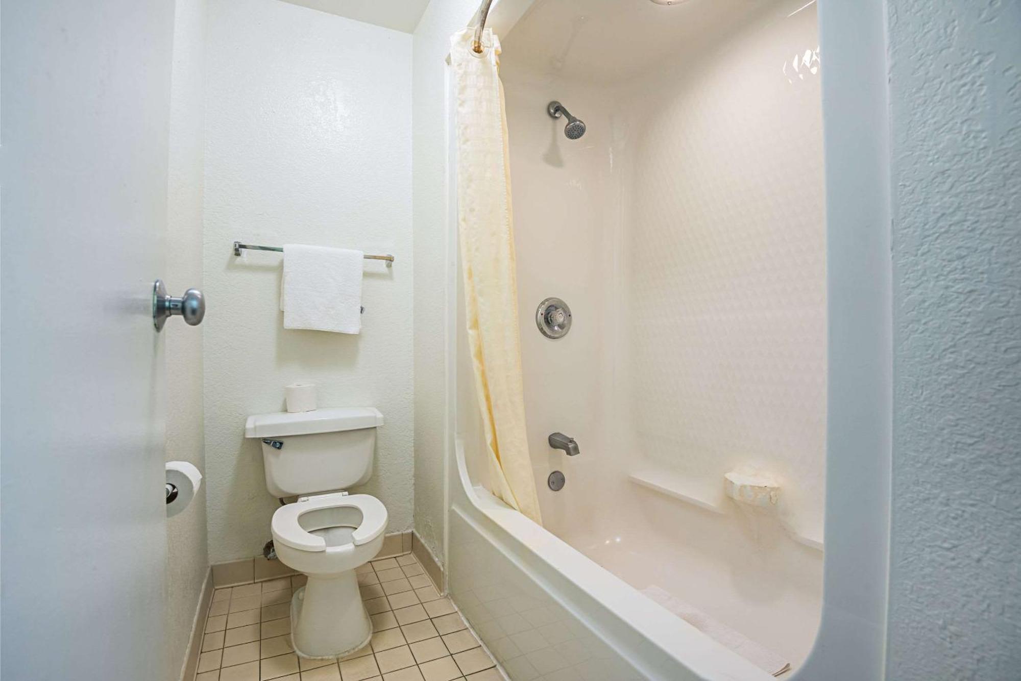 Efficiency King Suite - Non-Smoking