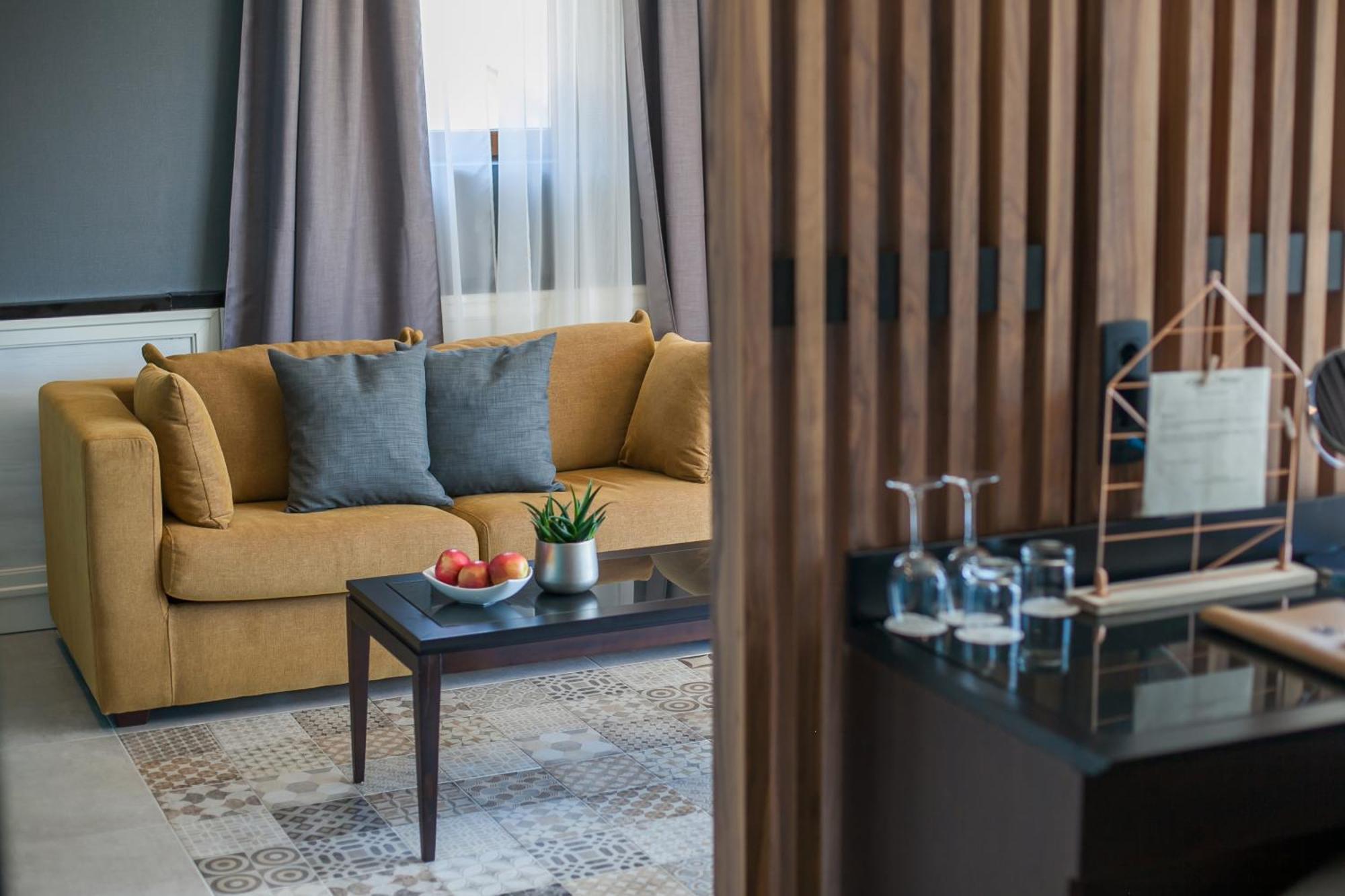 One-Bedroom Suite with Mountain View
