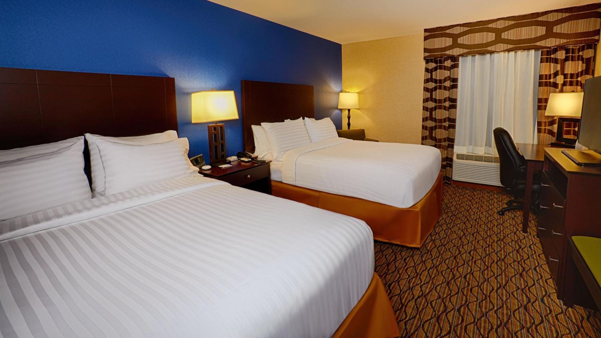 Queen Room with Two Queen Beds - Disability Access Hearing Accessible - Roll-In Shower
