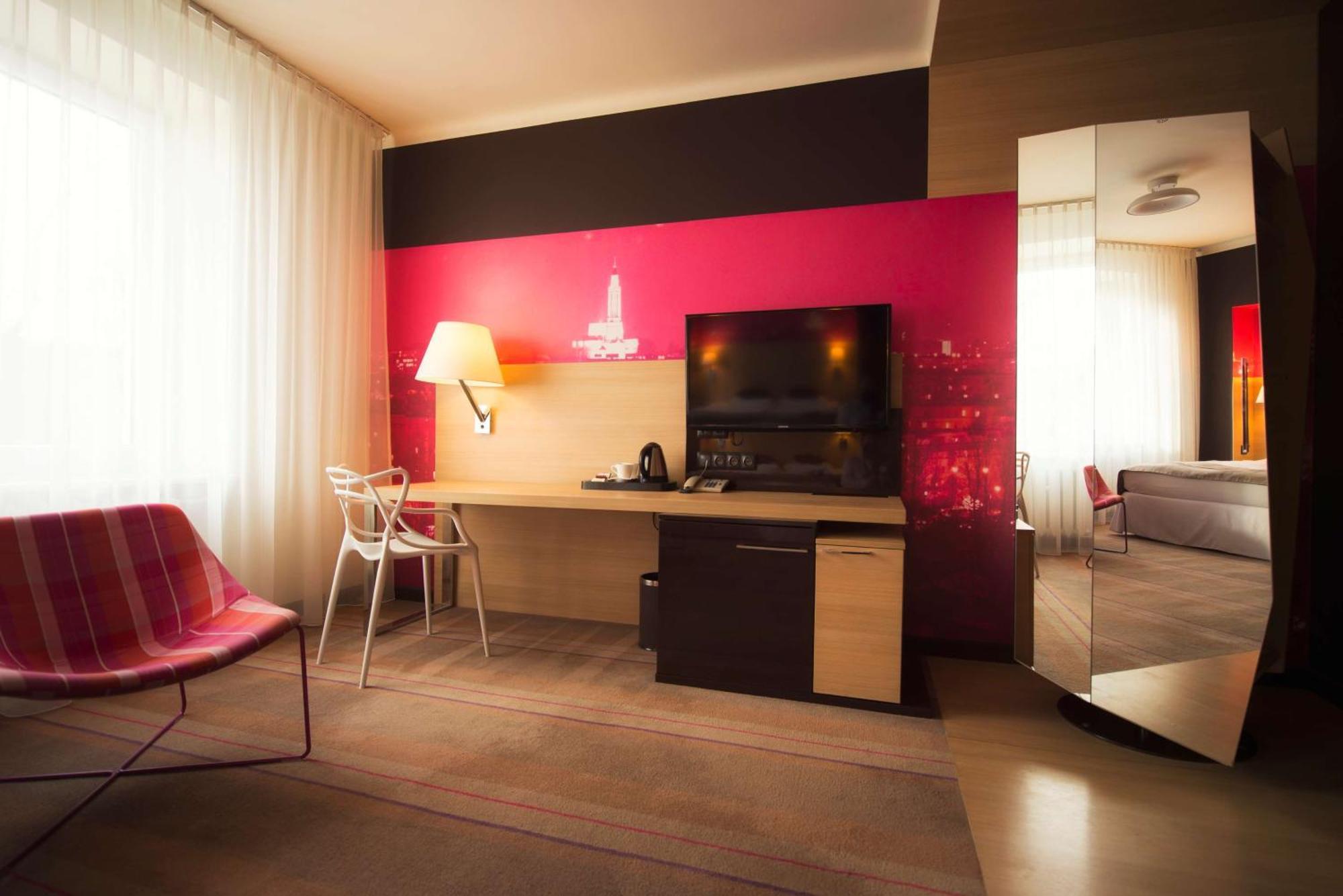 Comfort room with queen bed with access to the wellness and fitness area