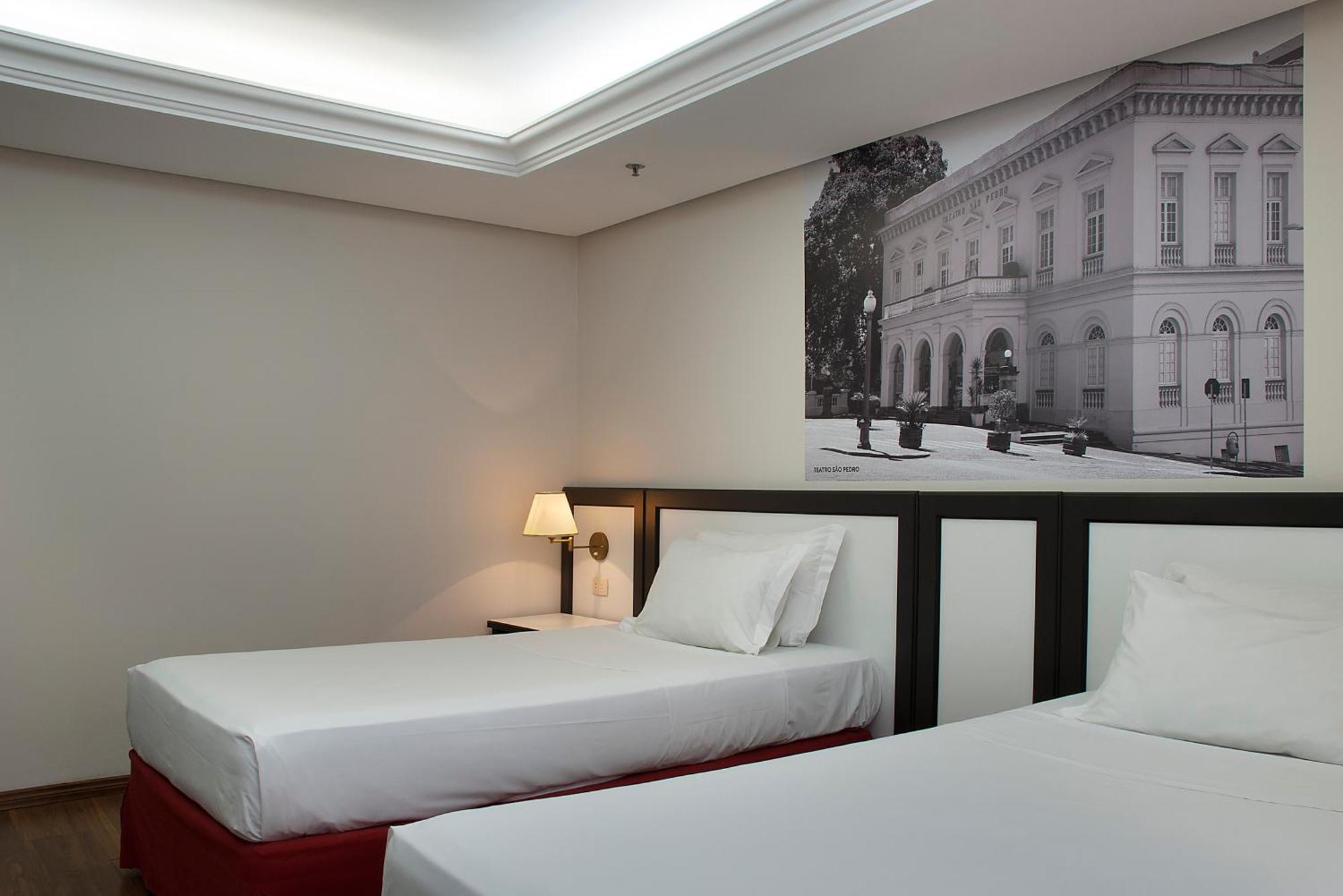 Quarto Clássico com 2 Camas de Solteiro
