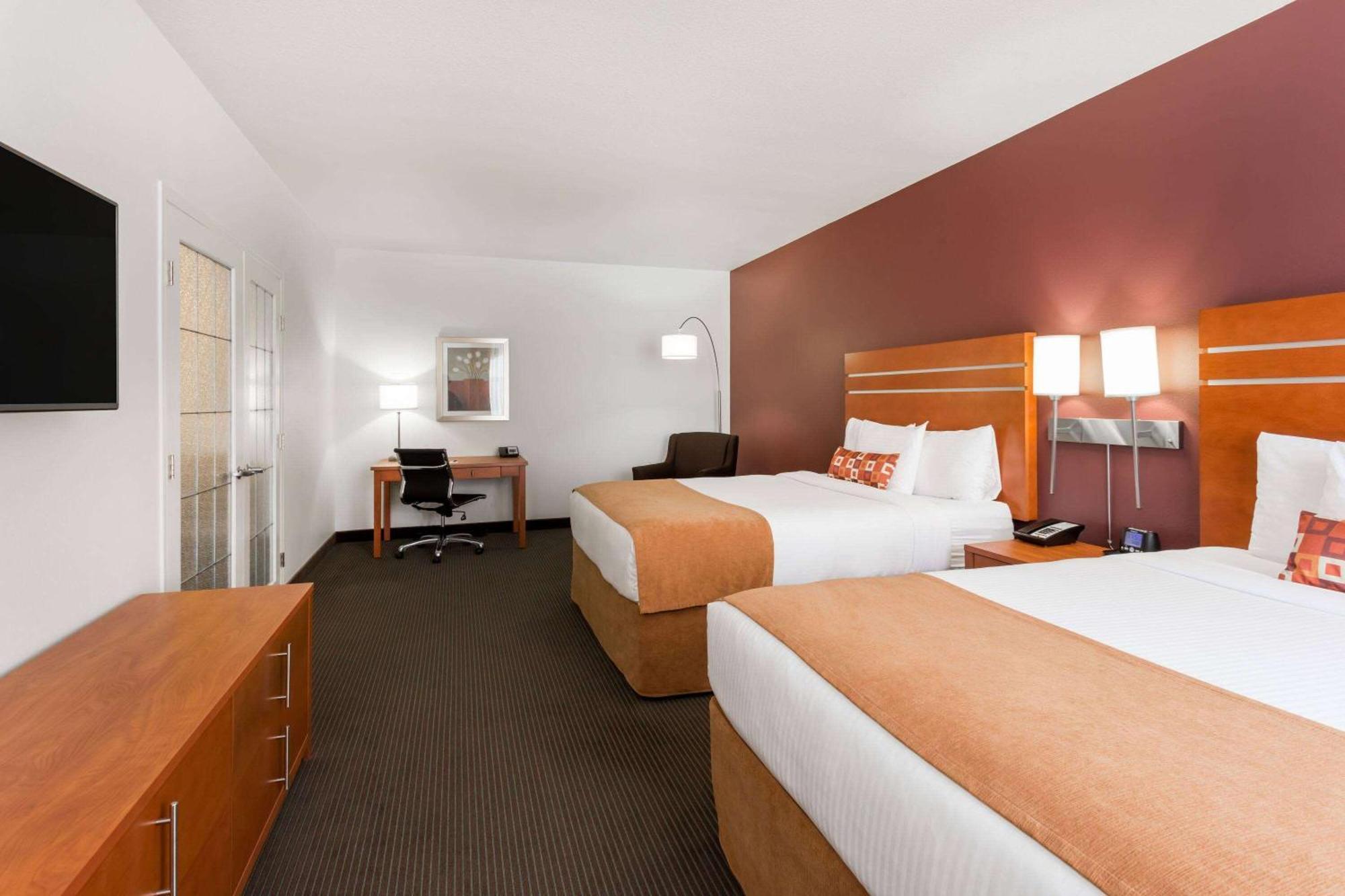 Family Suite, Two King Beds, Kitchenette, Non Smoking