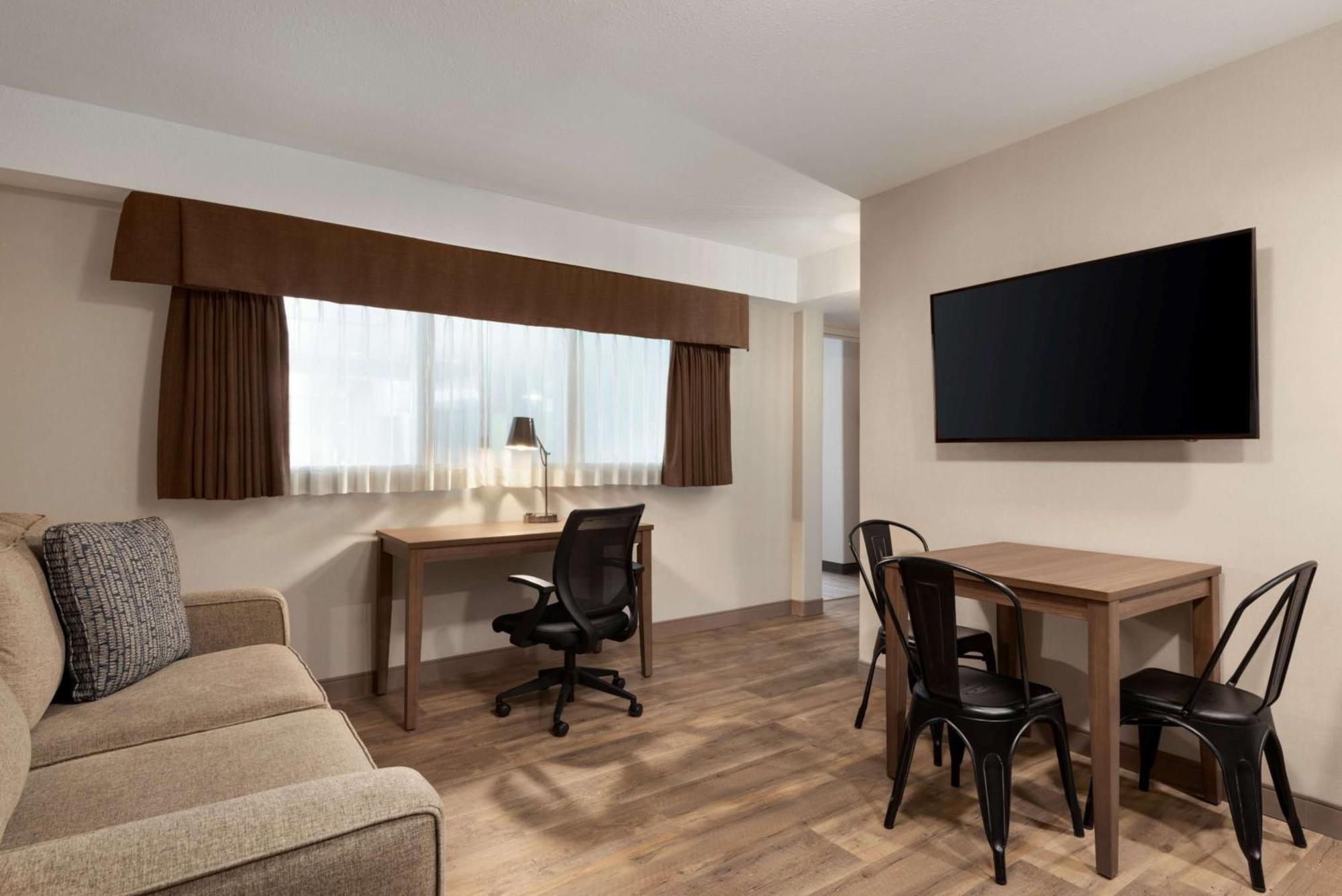 Family Kitchen Suite with Sofa Bed