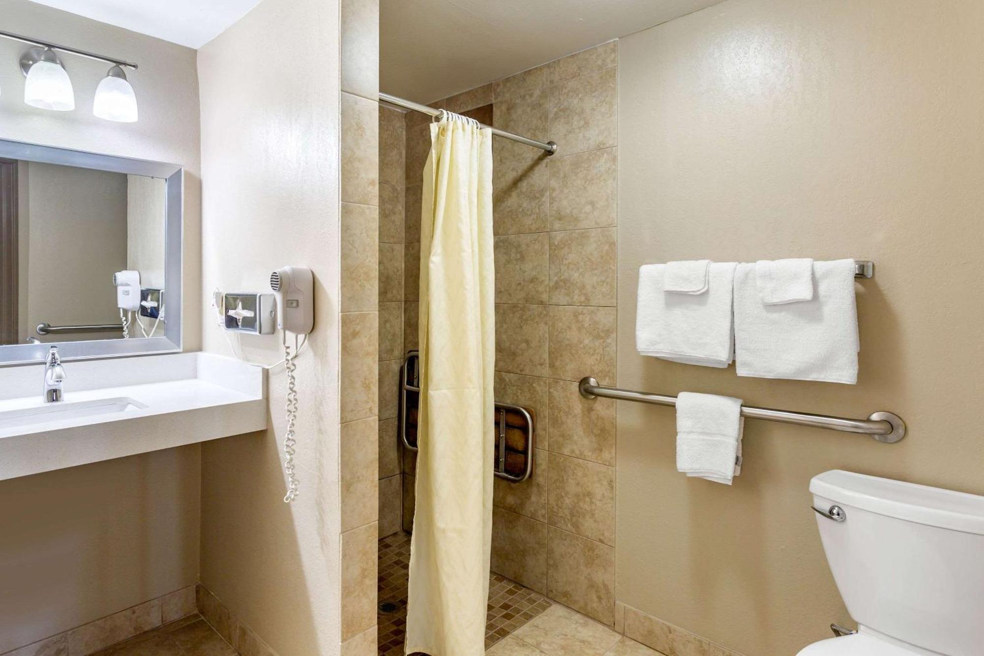 Queen Room - Accessible/Nonsmoking