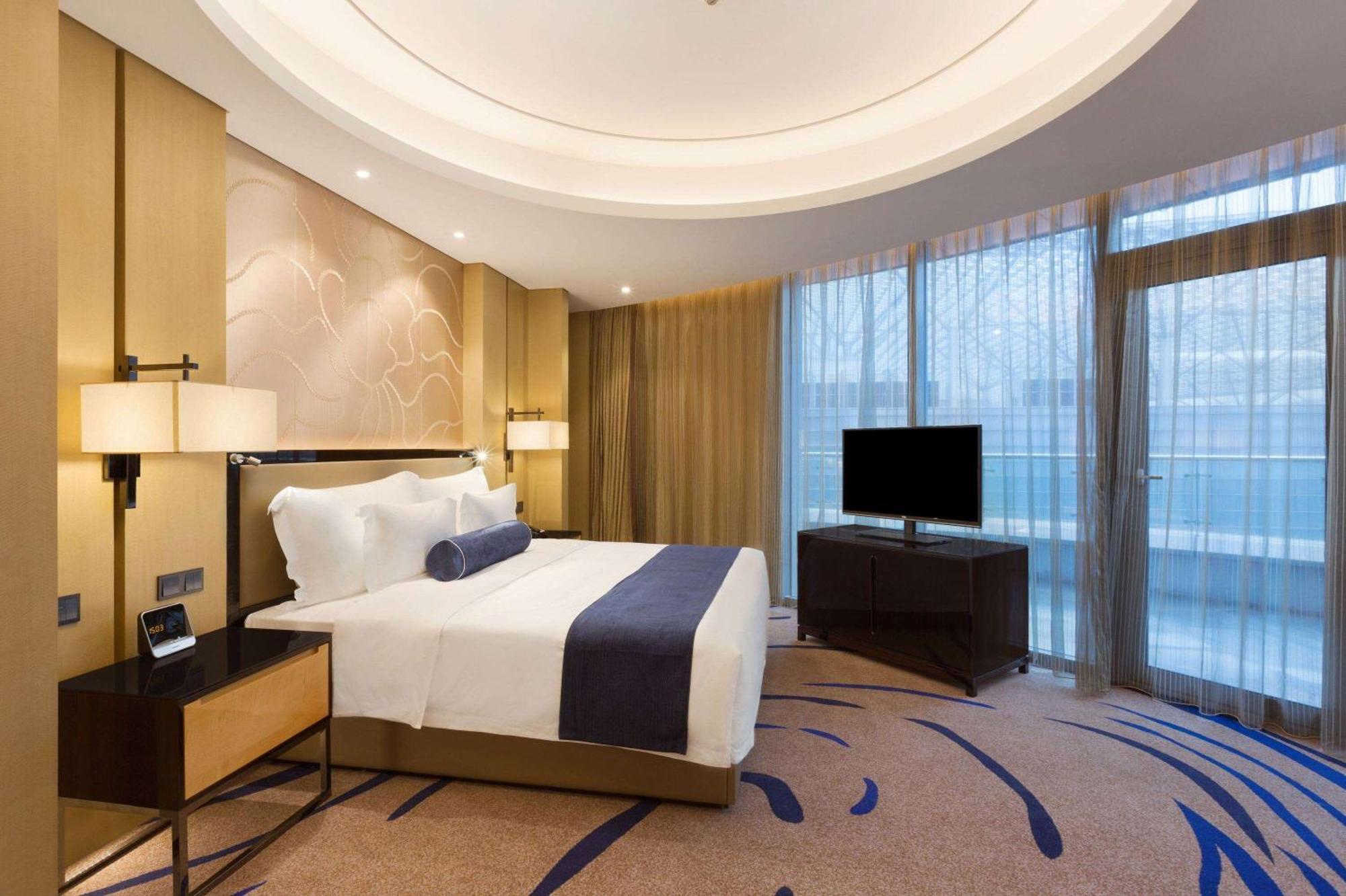 Club Deluxe King Room - Non-Smoking