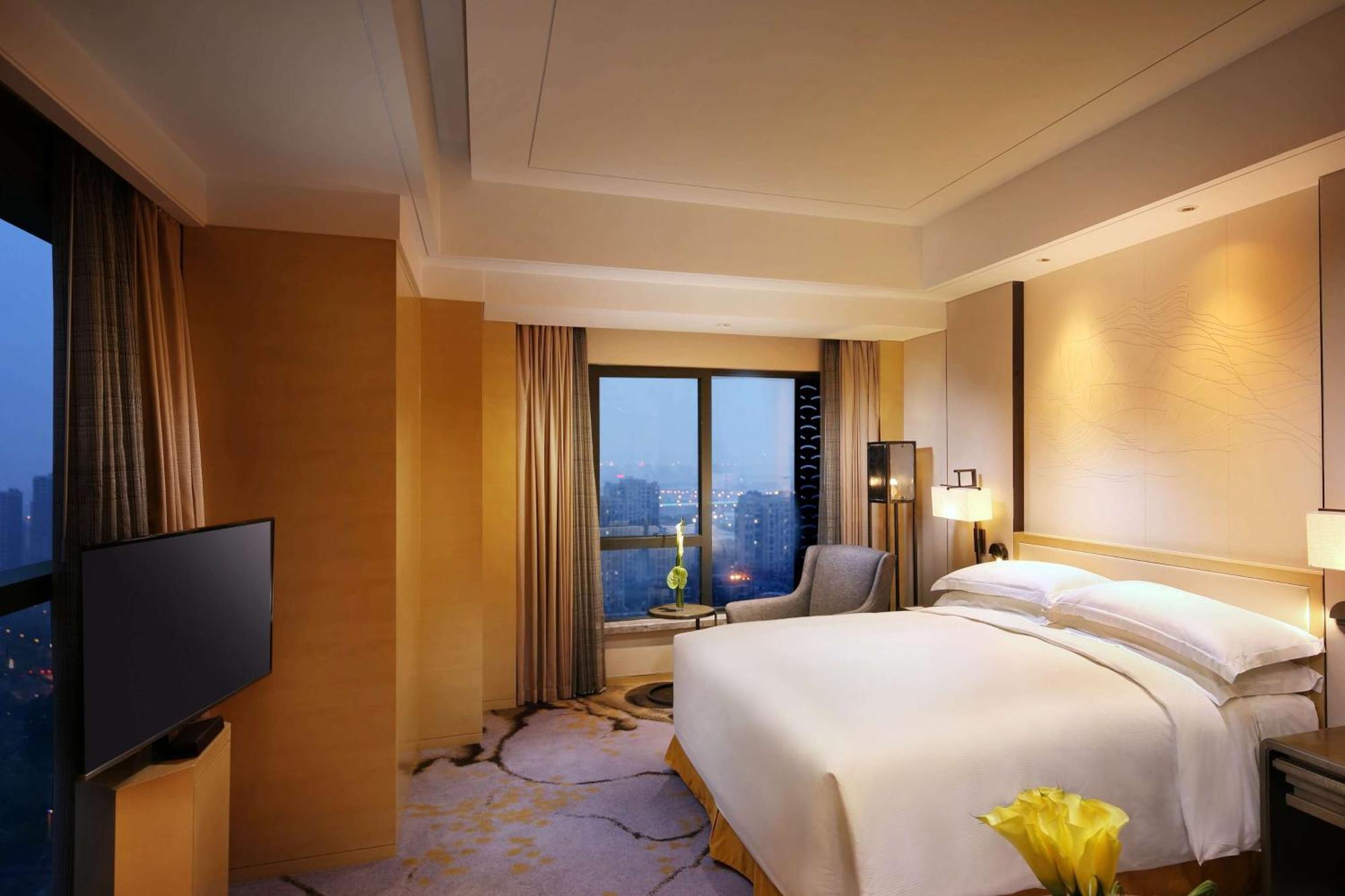 Deluxe King Suite - Lounge Access