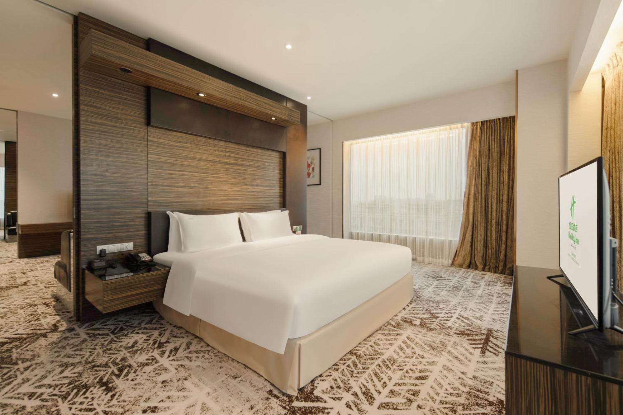 One-Bedroom King Suite Dining Area