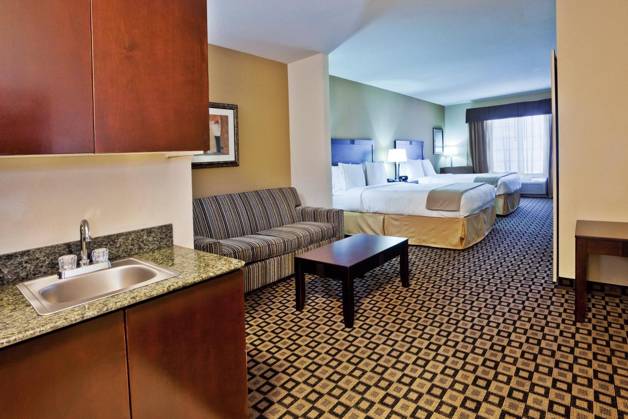 Queen Suite Two Queen Beds Additional Living Area
