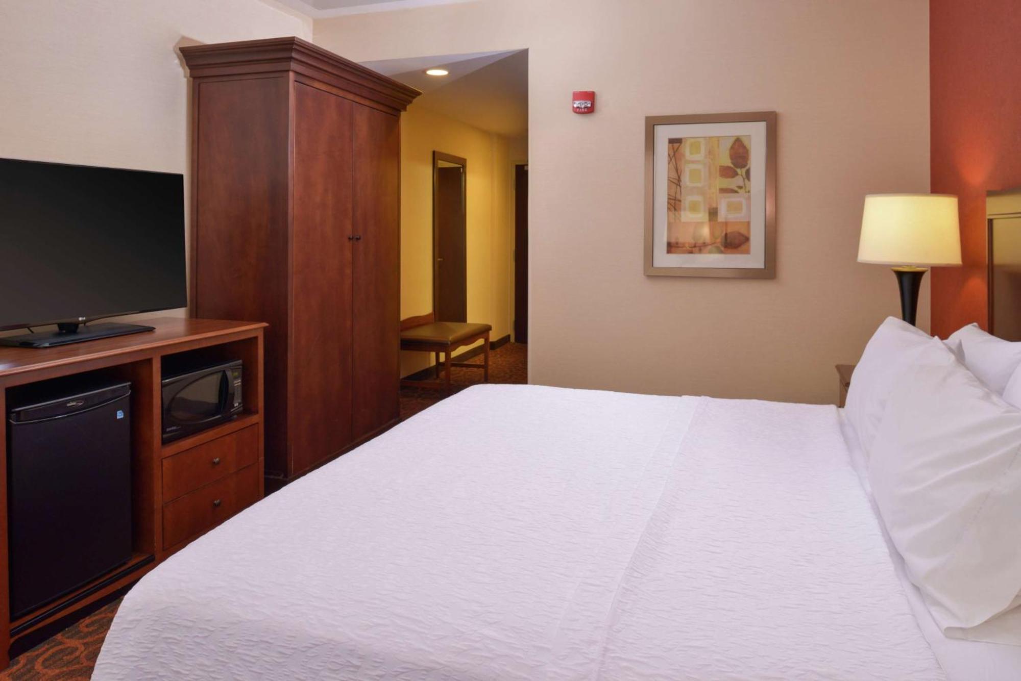 King Room with Roll-In Shower - Mobility and Hearing Access/Non-Smoking