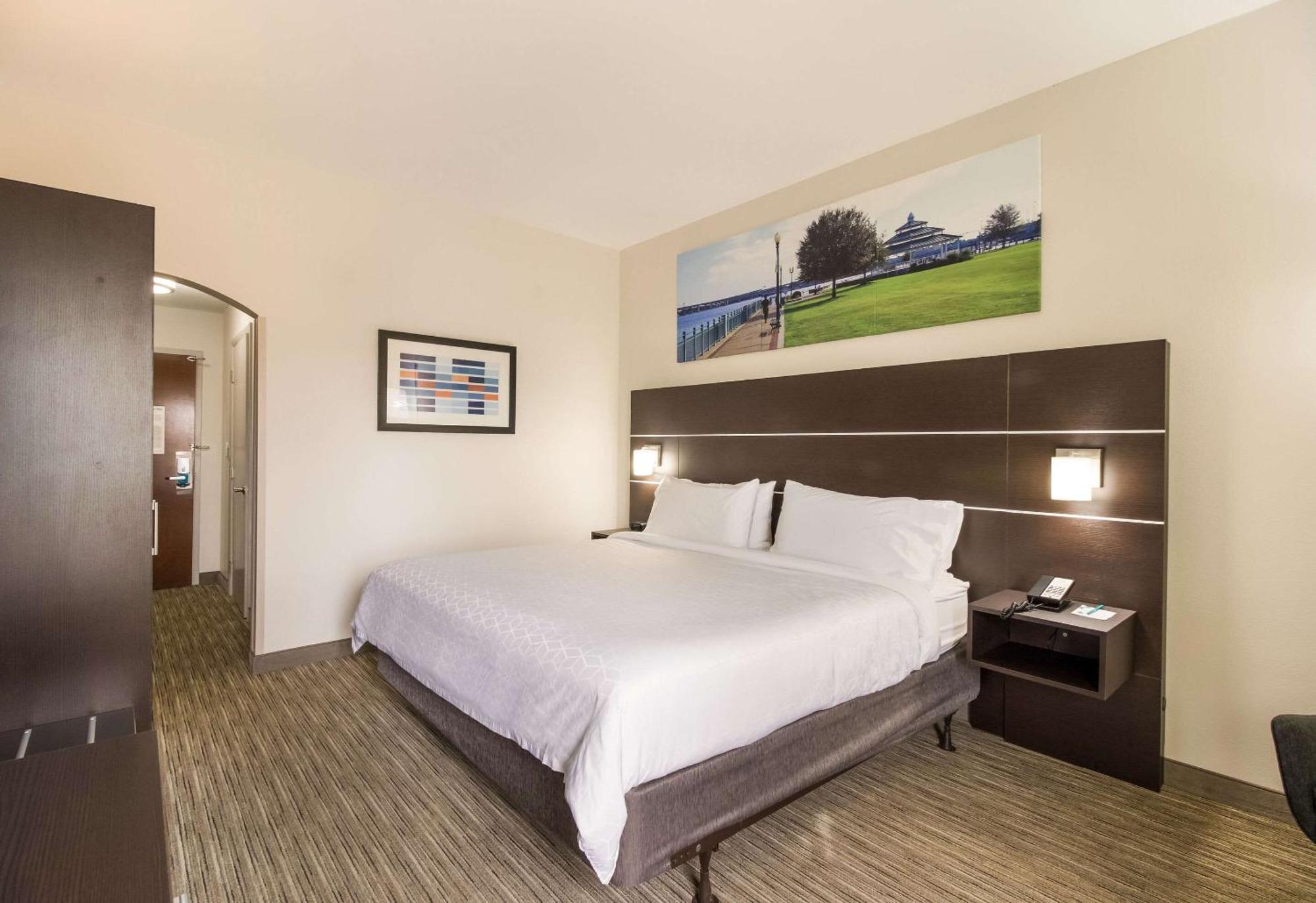 King Room with Roll-In Shower - Accessible/Non-Smoking
