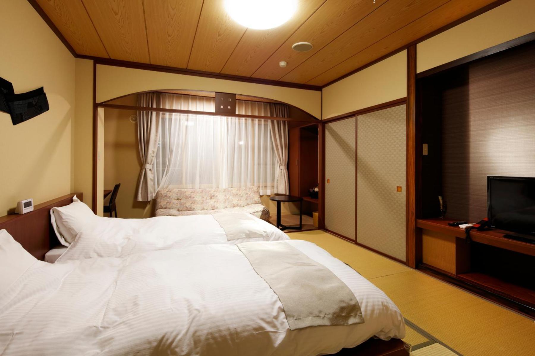 Triple Room with Private Bathroom (Twin D)