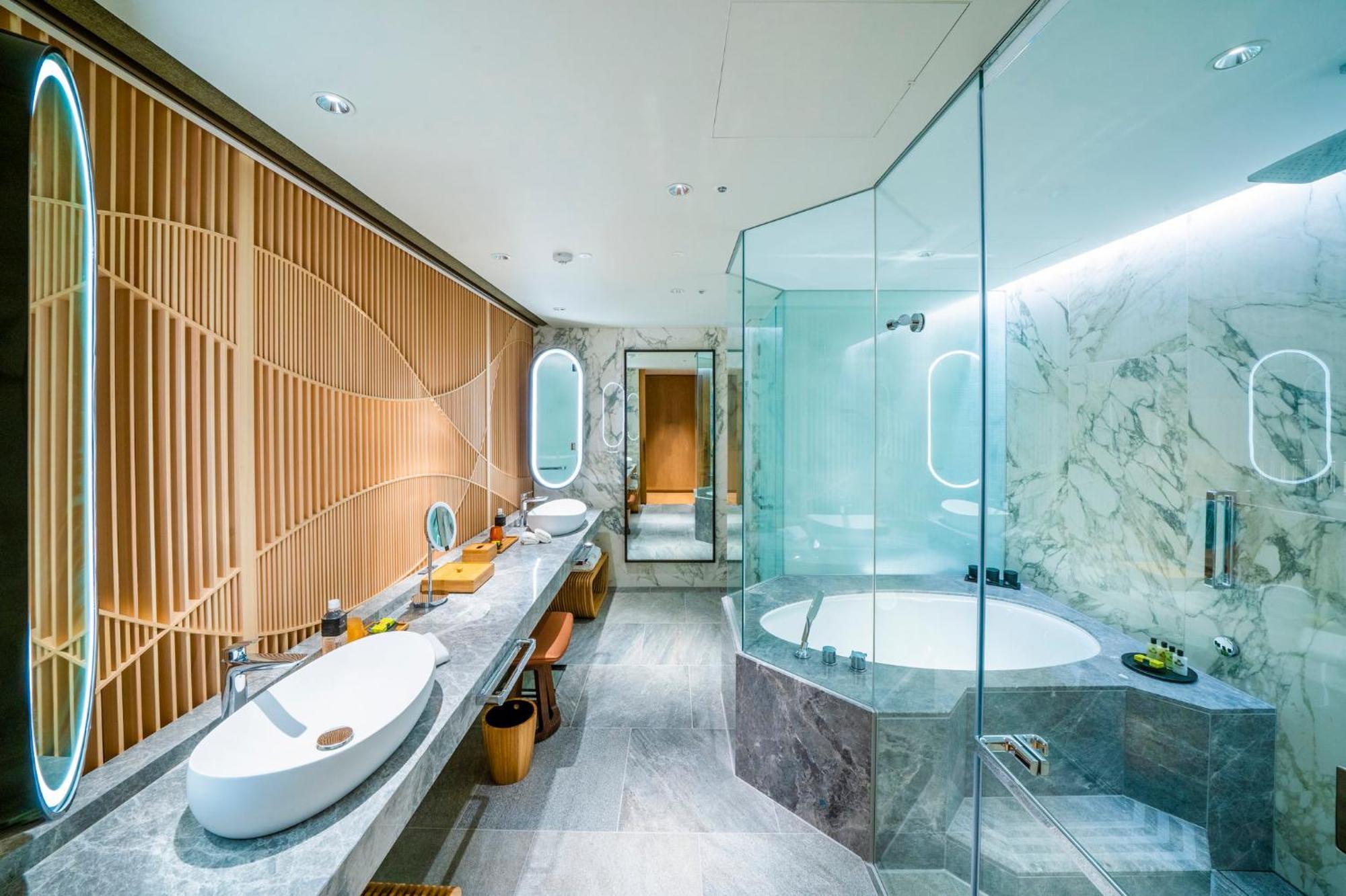 Classic Twin Room with City View - Club Access