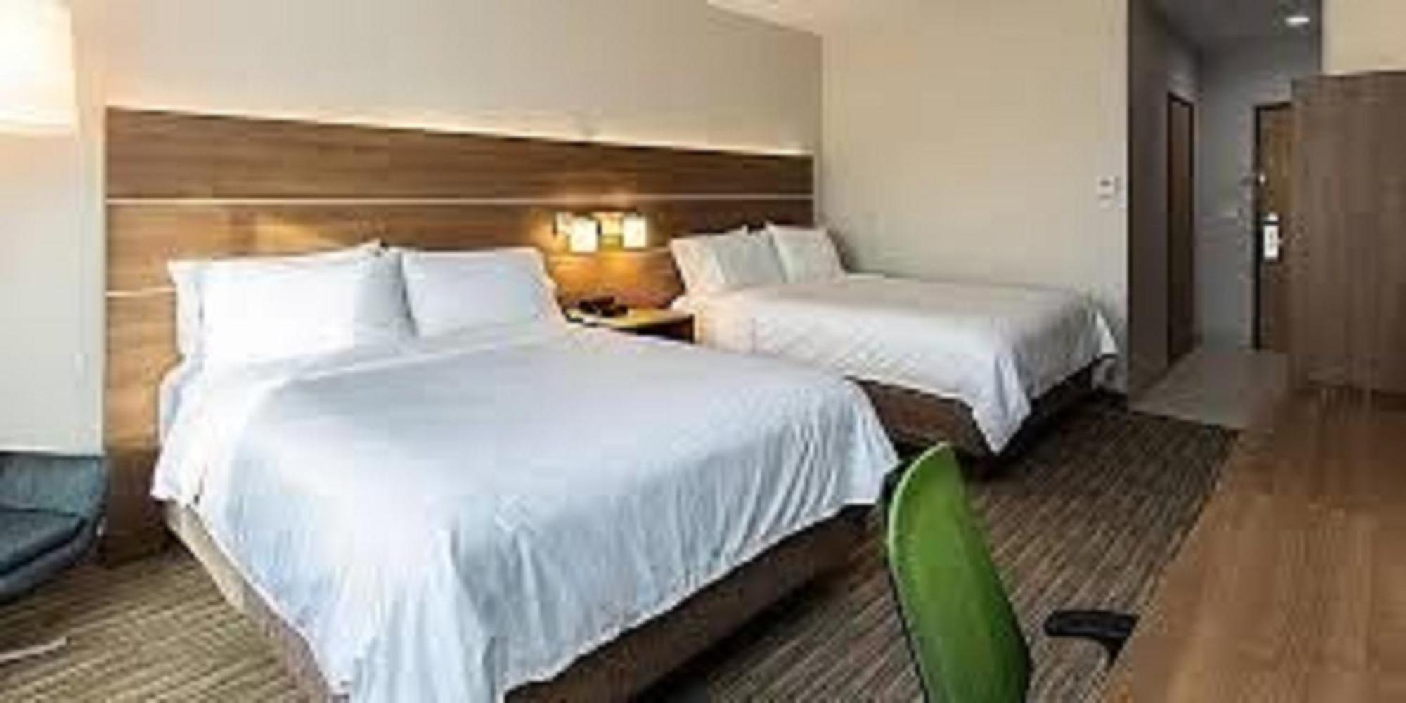 Standard Queen Room with Two Queen Beds and Tub - Mobility/Communications Accessible