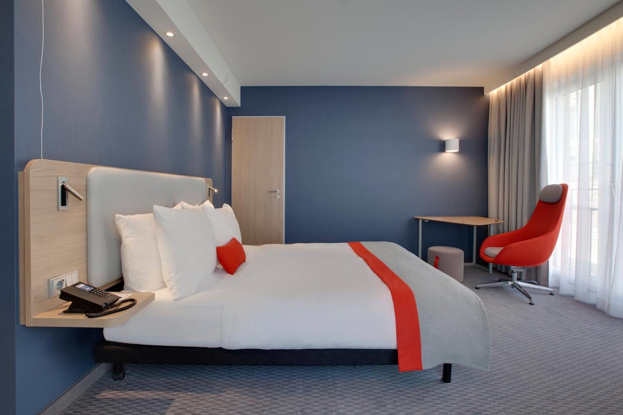 Standard Queen Room Accessible