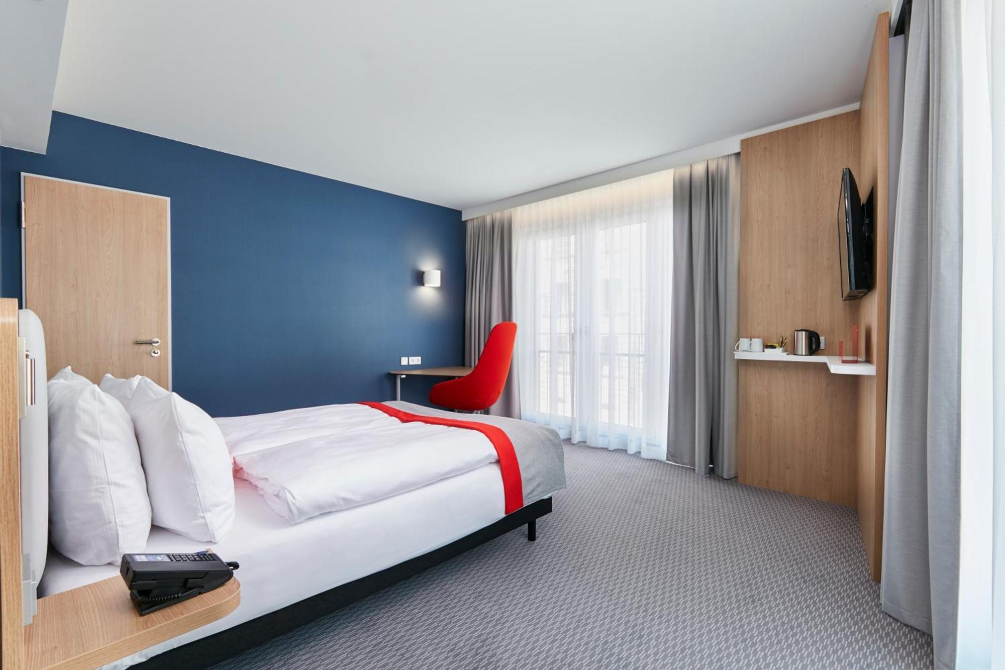 Standard Queen Room Accessible