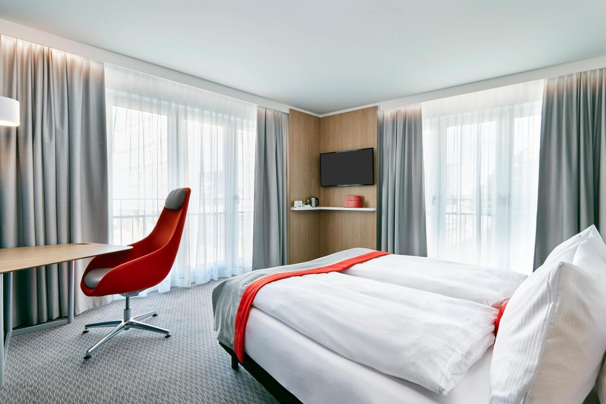Standard Queen Room Accessible