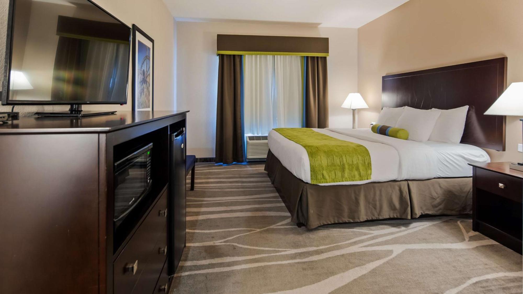King Suite with Bath Tub, Sofa Bed and Kitchenette - Disability Access/Non-Smoking