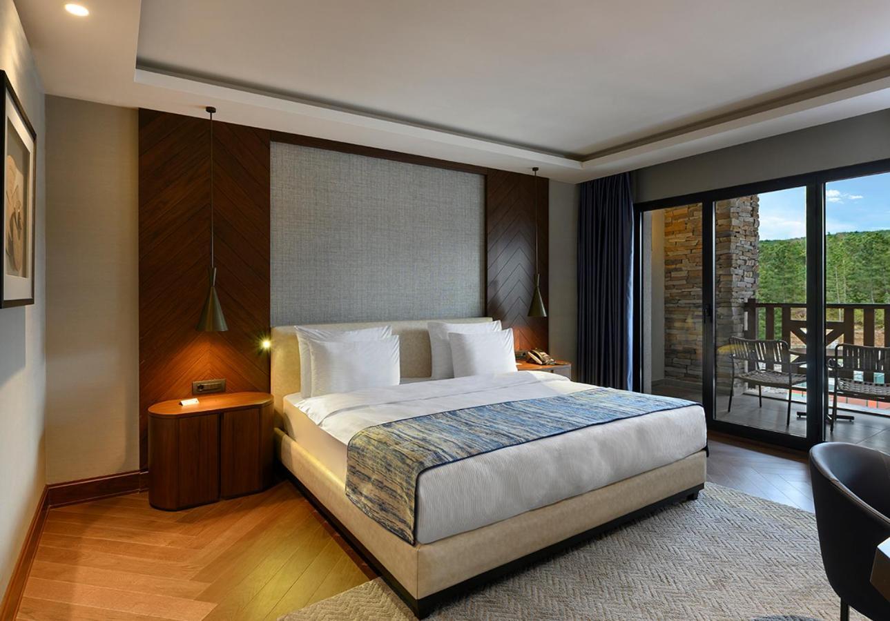 Comfort Suite King Size Bed Pond Forest View