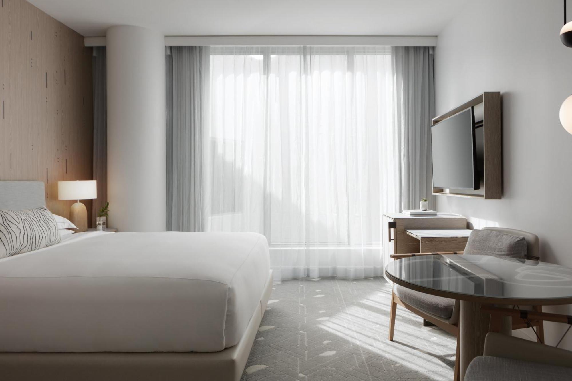 Habitación con cama extragrande y vistas al atrio