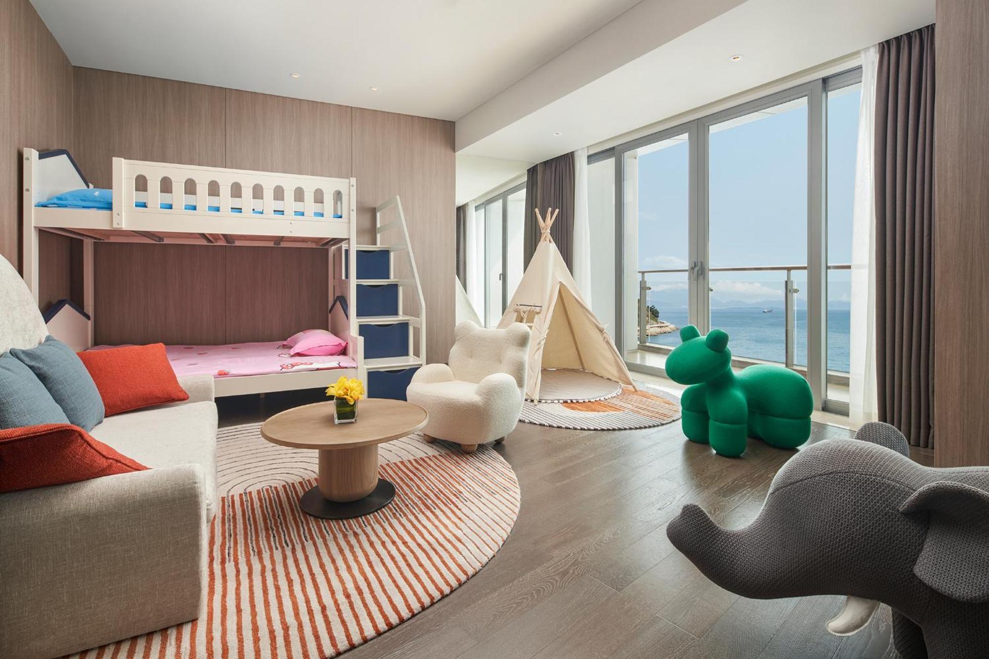 One-Bedroom King Suite with Kid Bed - Kids Theme