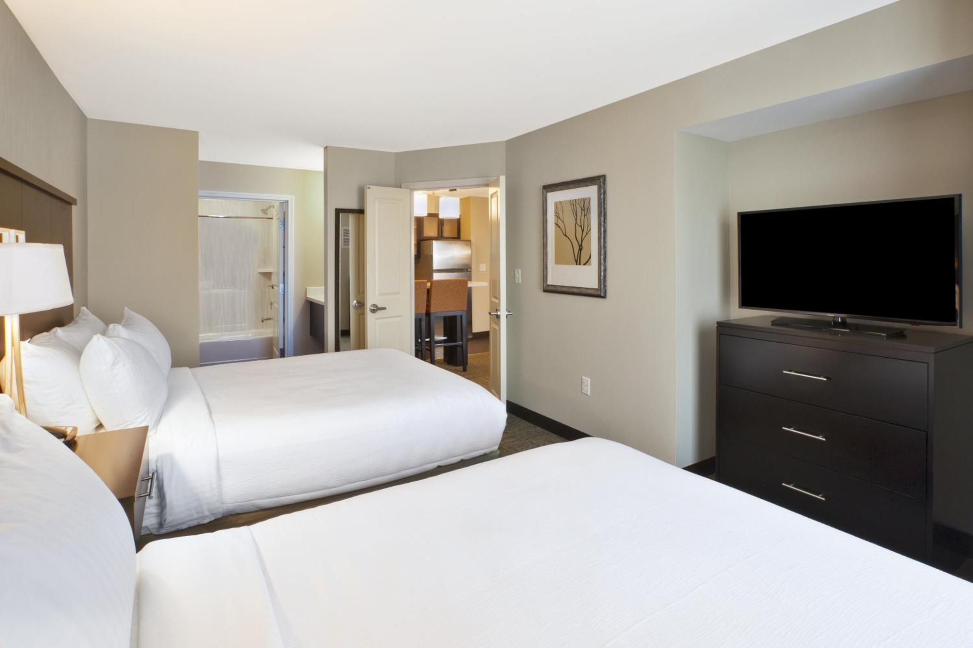 One-Bedroom Queen Suite