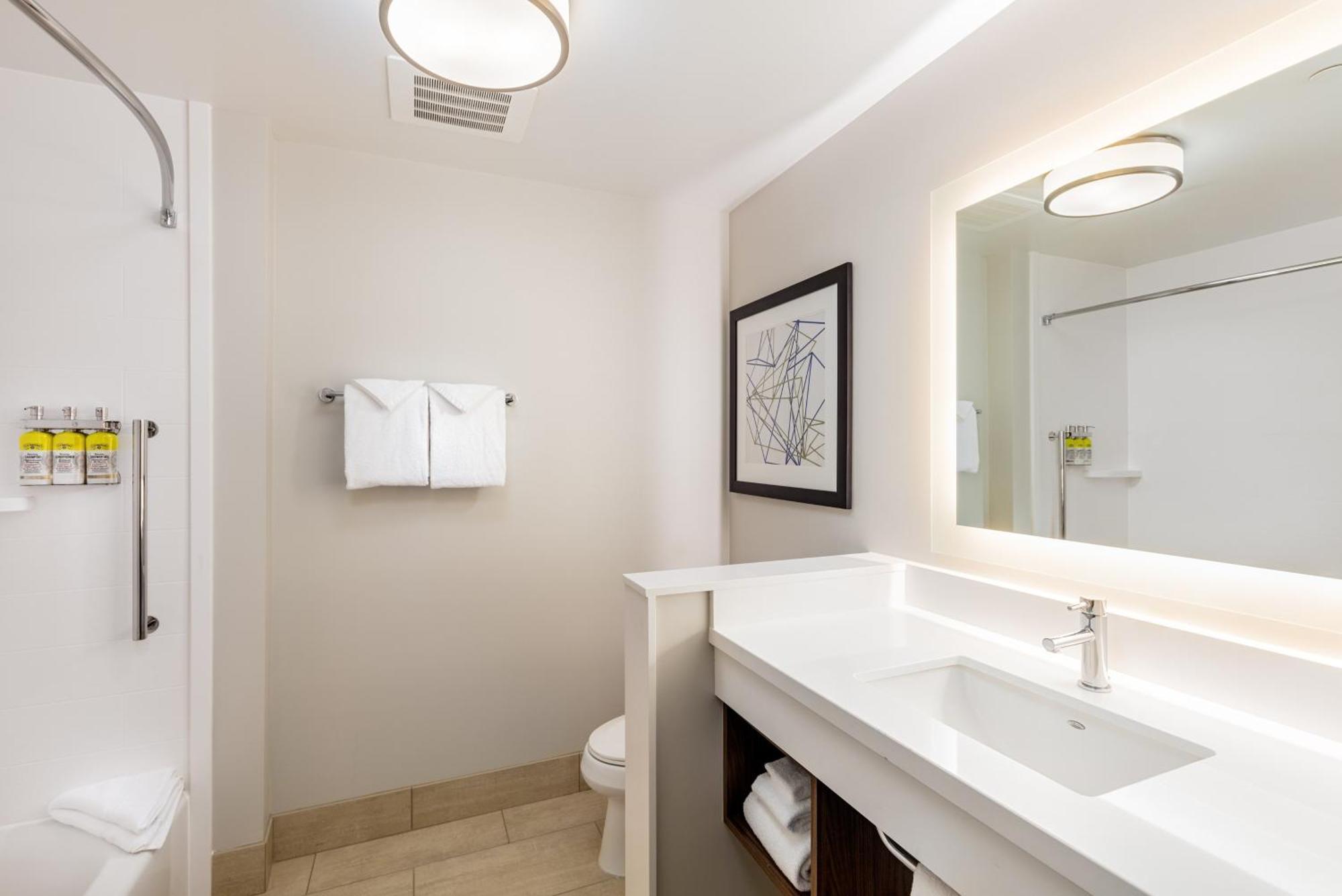 Standard King Room - Communications Accessible