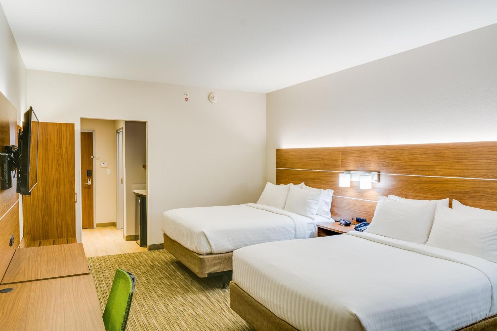 Standard Queen Room with Two Queen Beds and Mobility Accessible Tub