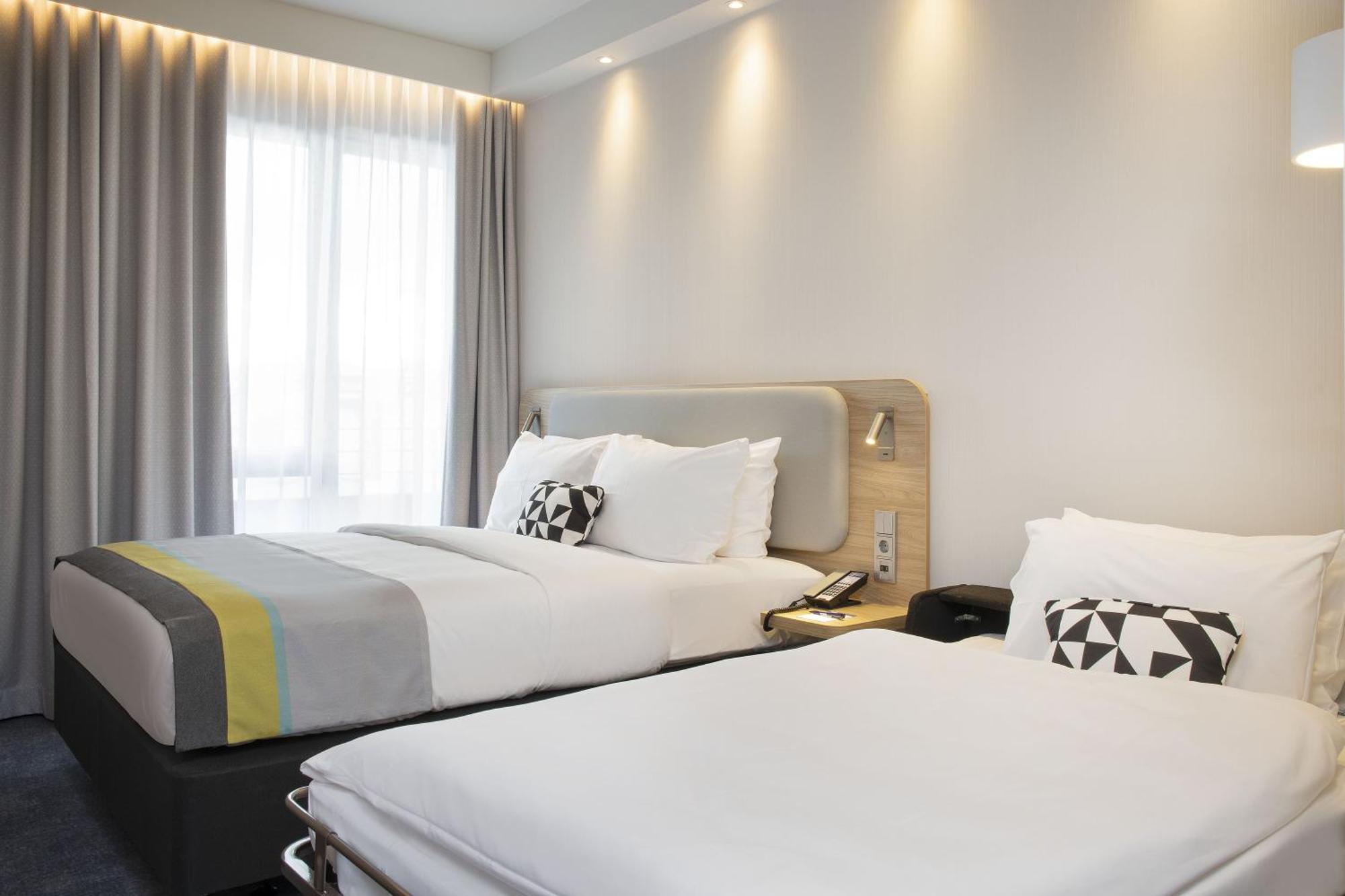 Standard Queen Room with Single Sofa Bed