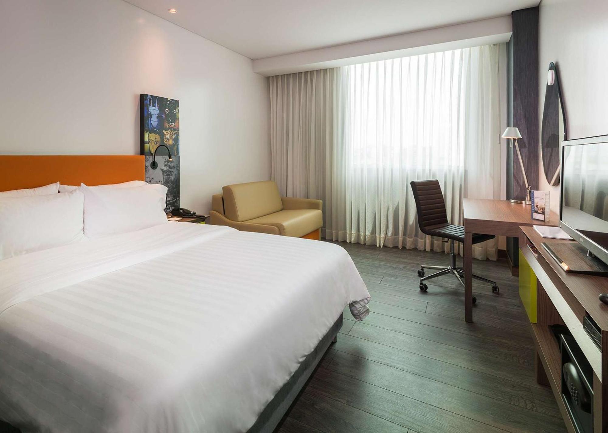 Queen Room with Roll-In Shower - Mobility Access/Non-Smoking
