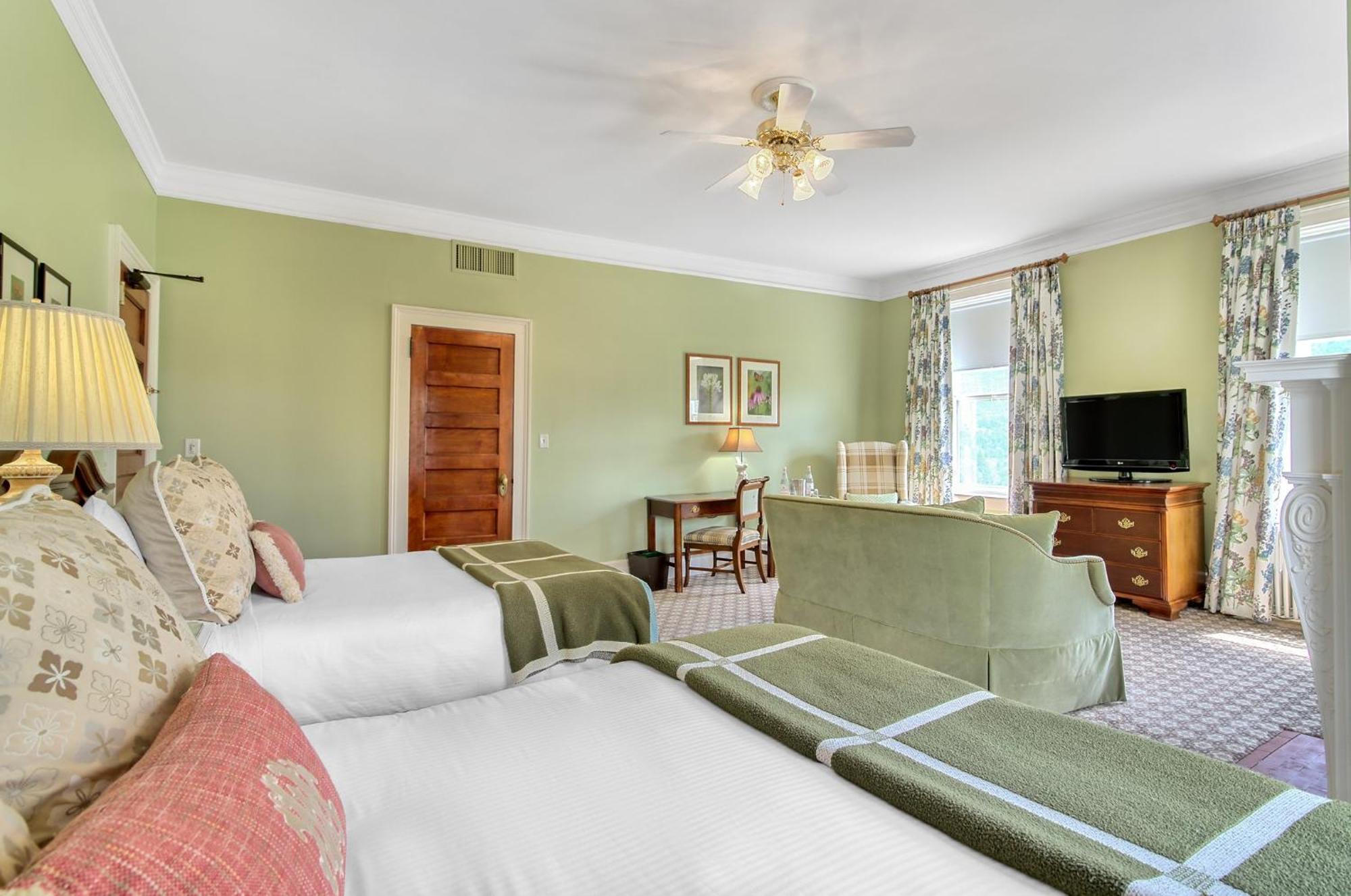 Deluxe Room 2 Queen Beds with Mountain View