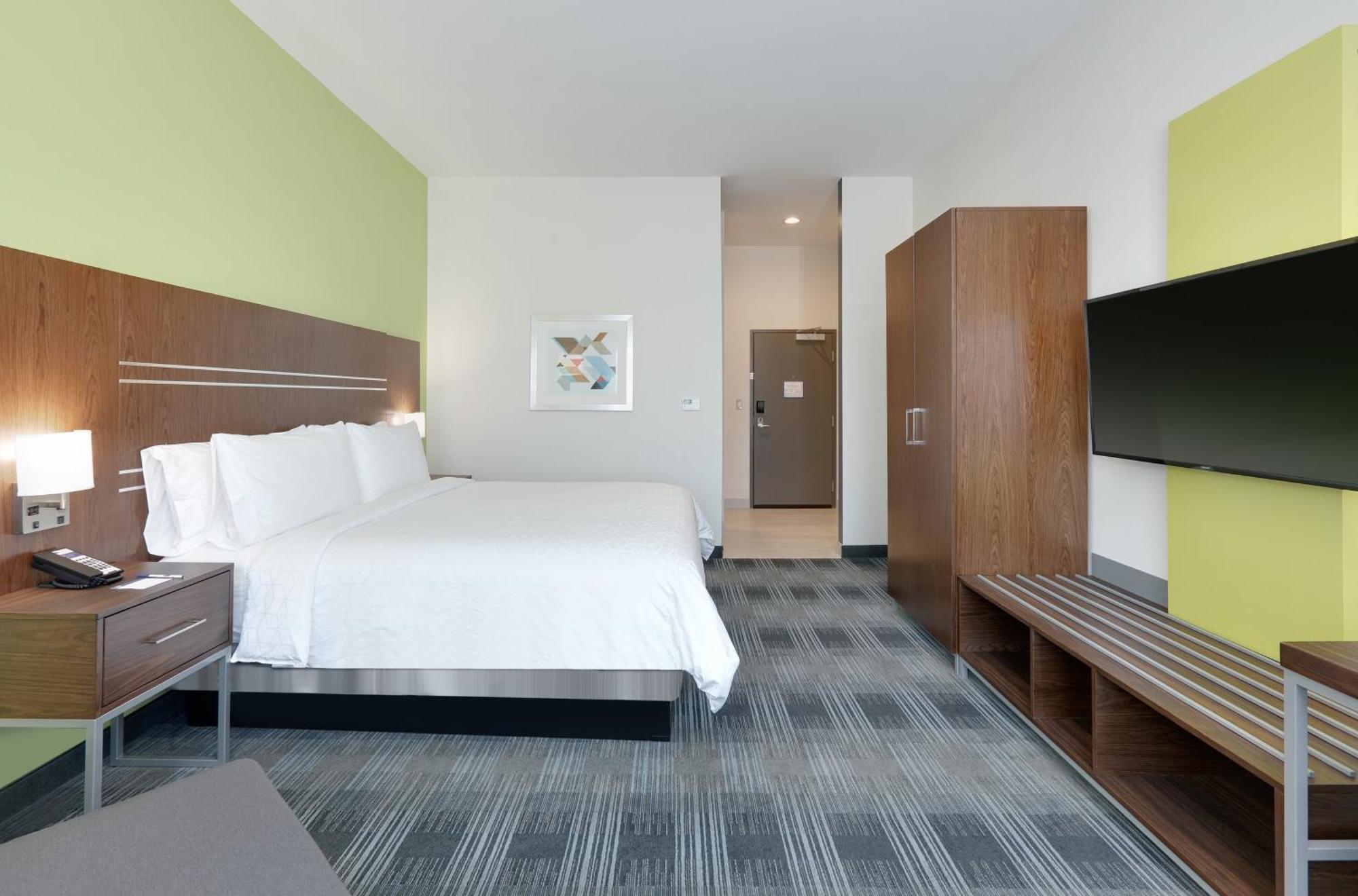 King Room - Mobility Access/Roll in Shower - Non-Smoking
