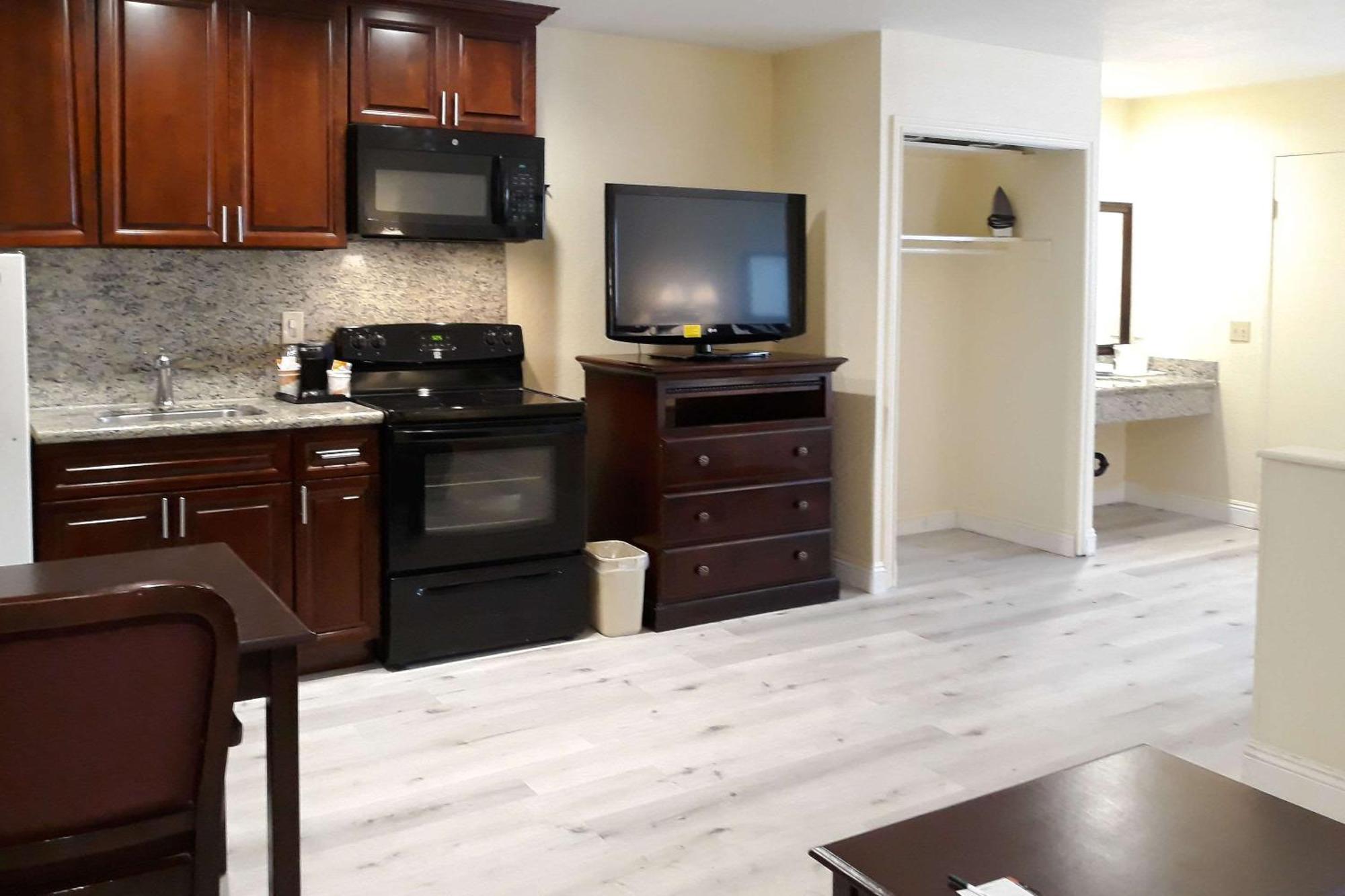 Suite, 2 Queen Beds, Sofa Bed, Kitchenette, Non-Smoking