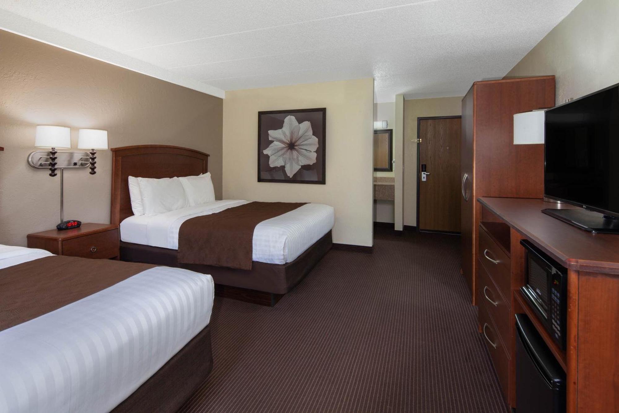 Deluxe Queen Room with Two Queen Beds - Non-Smoking