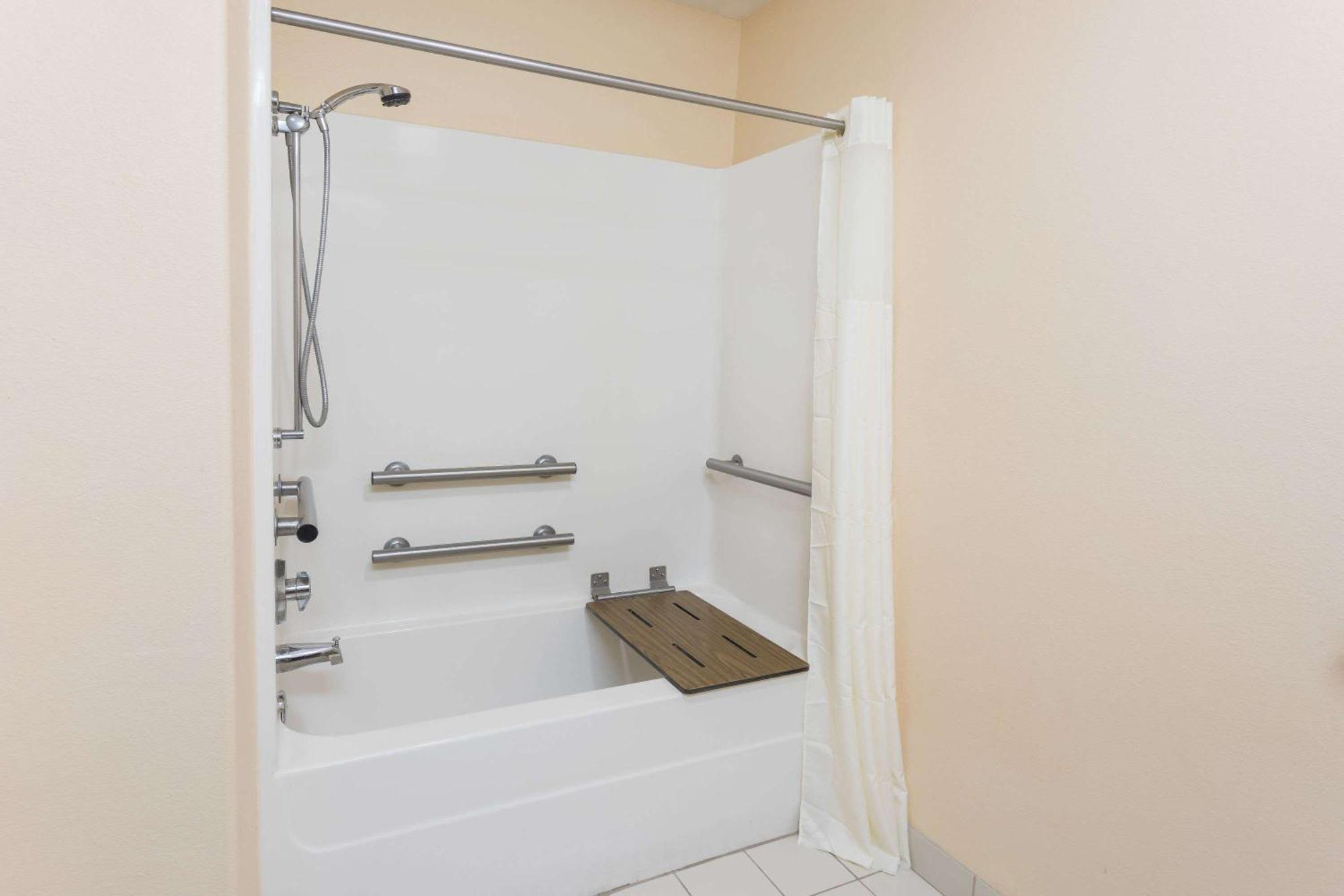 King Room with Bath Tub - Mobility/Hearing Accessible - Non-Smoking