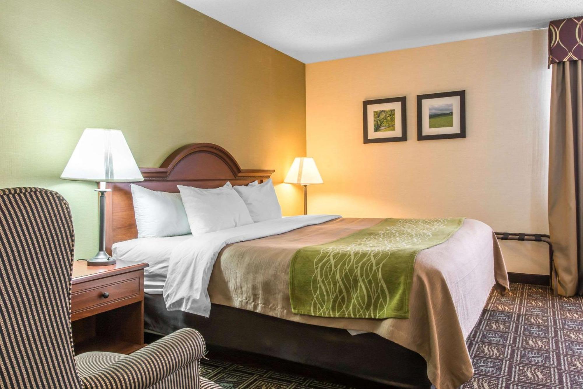 Upgraded Room, 1 King Bed, 2 Person Whirlpool-In Bath, Non Smoking