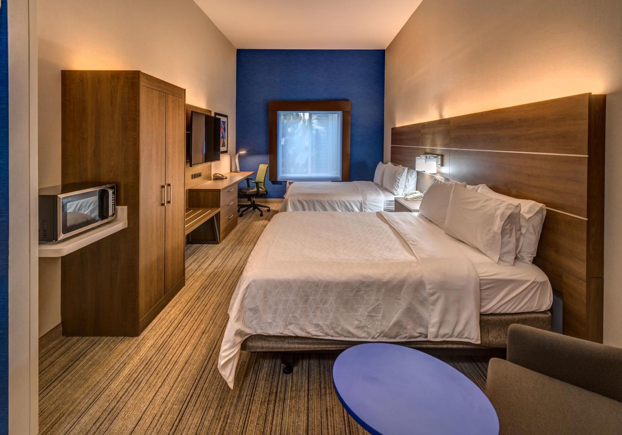 Queen Room with Two Queen Beds and Shower - Hearing Accessible/Non-Smoking