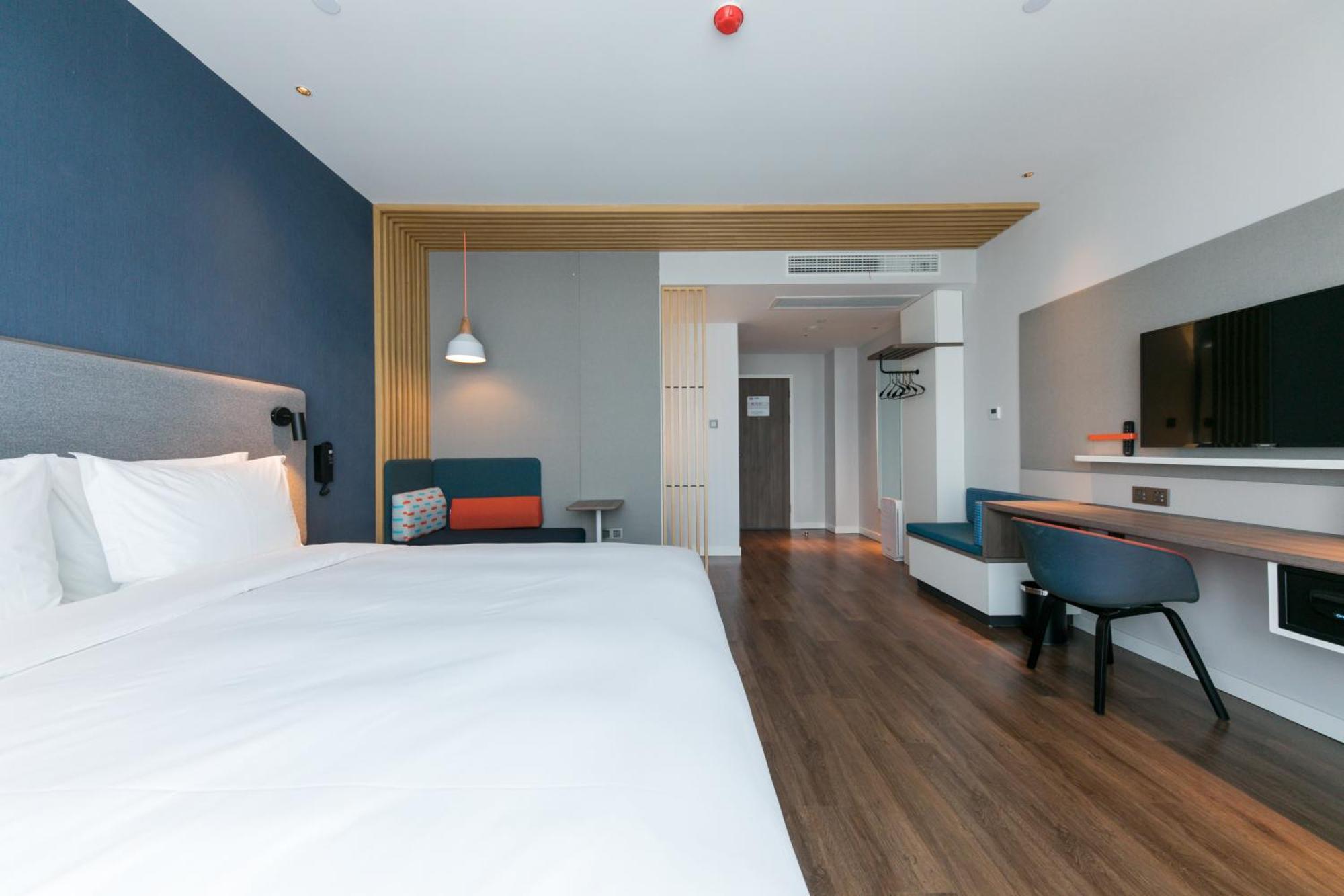1 King Accessible Extra Floor Space