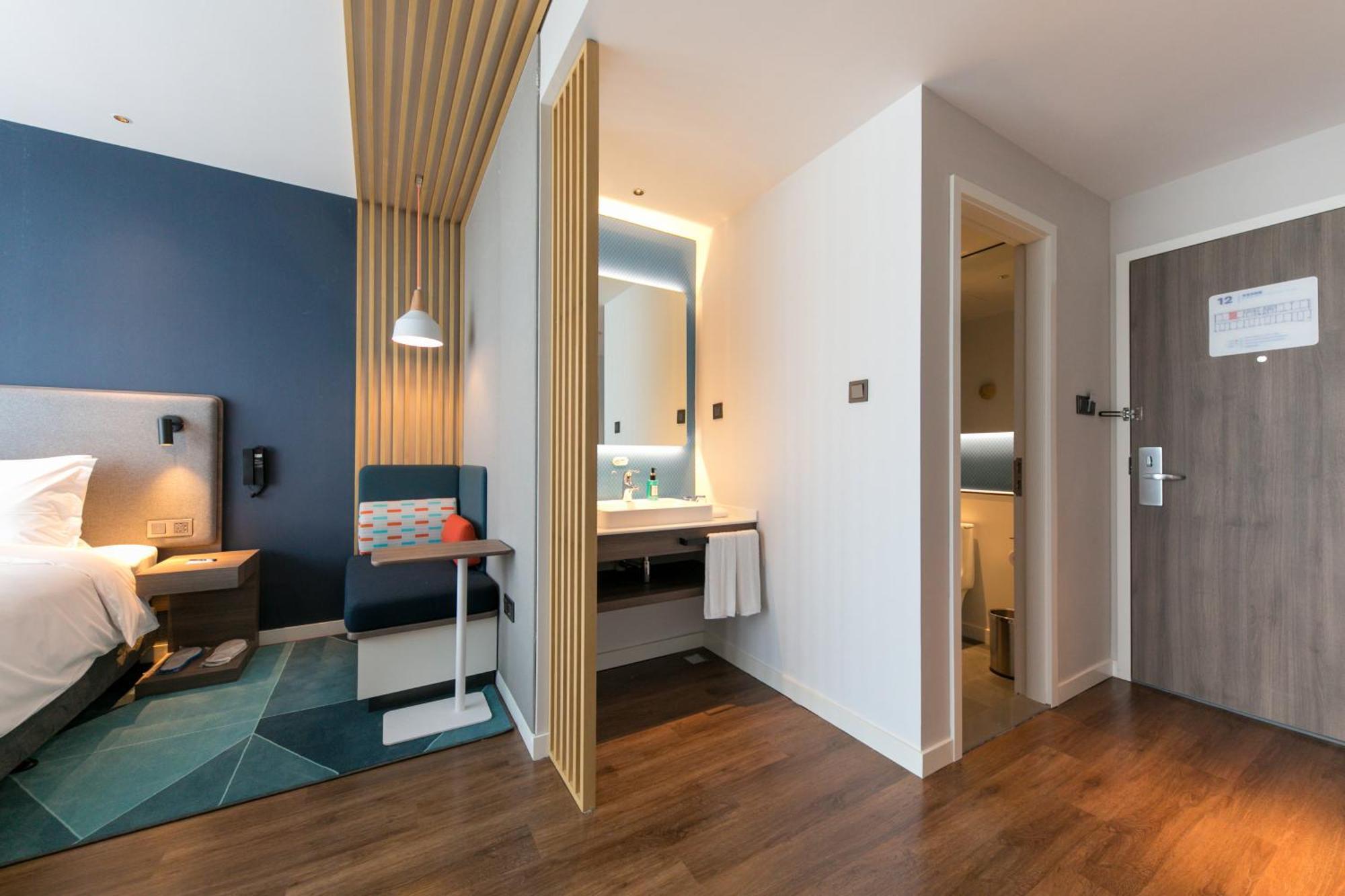1 King Accessible Extra Floor Space