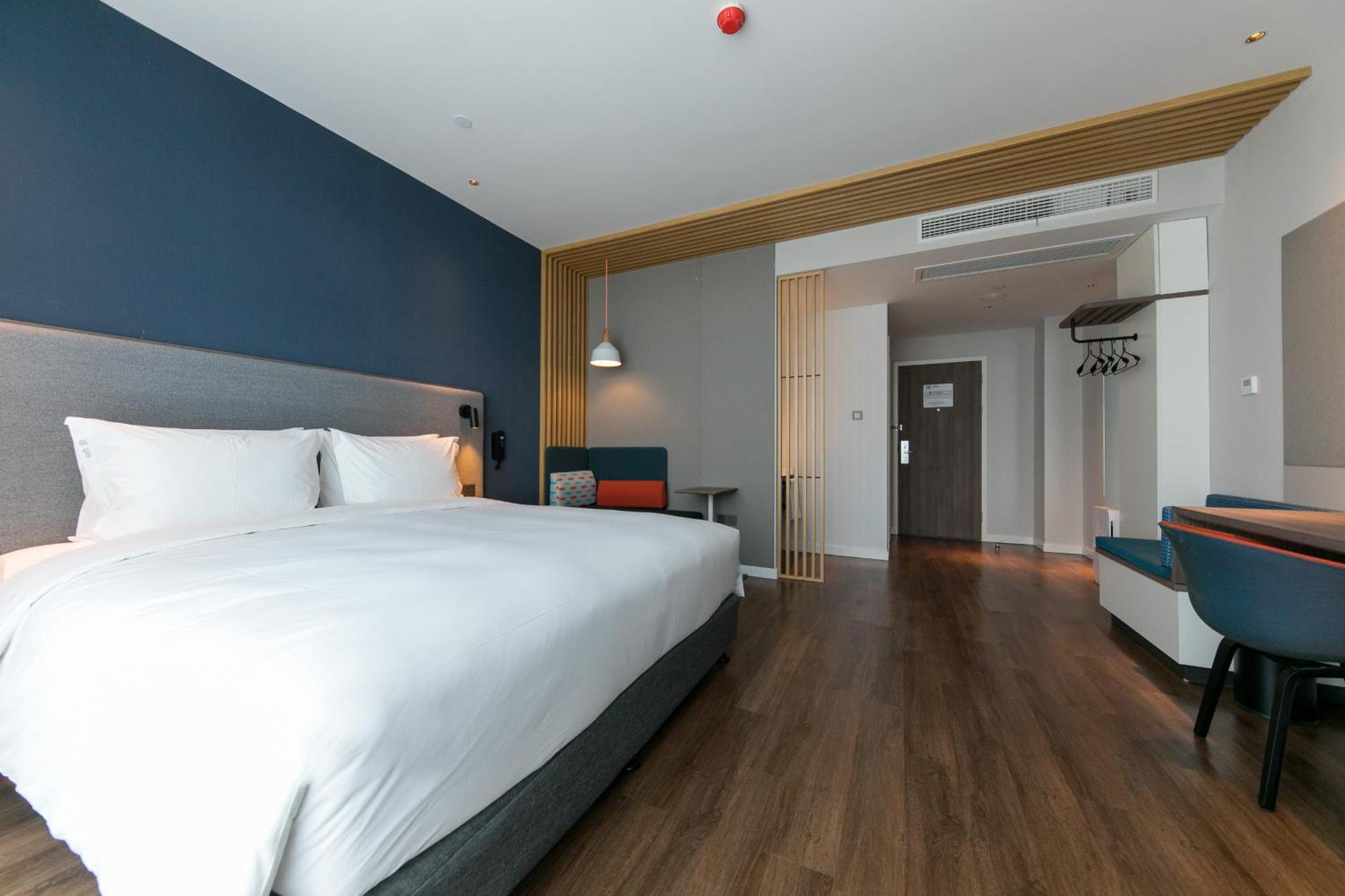 1 King Accessible Extra Floor Space