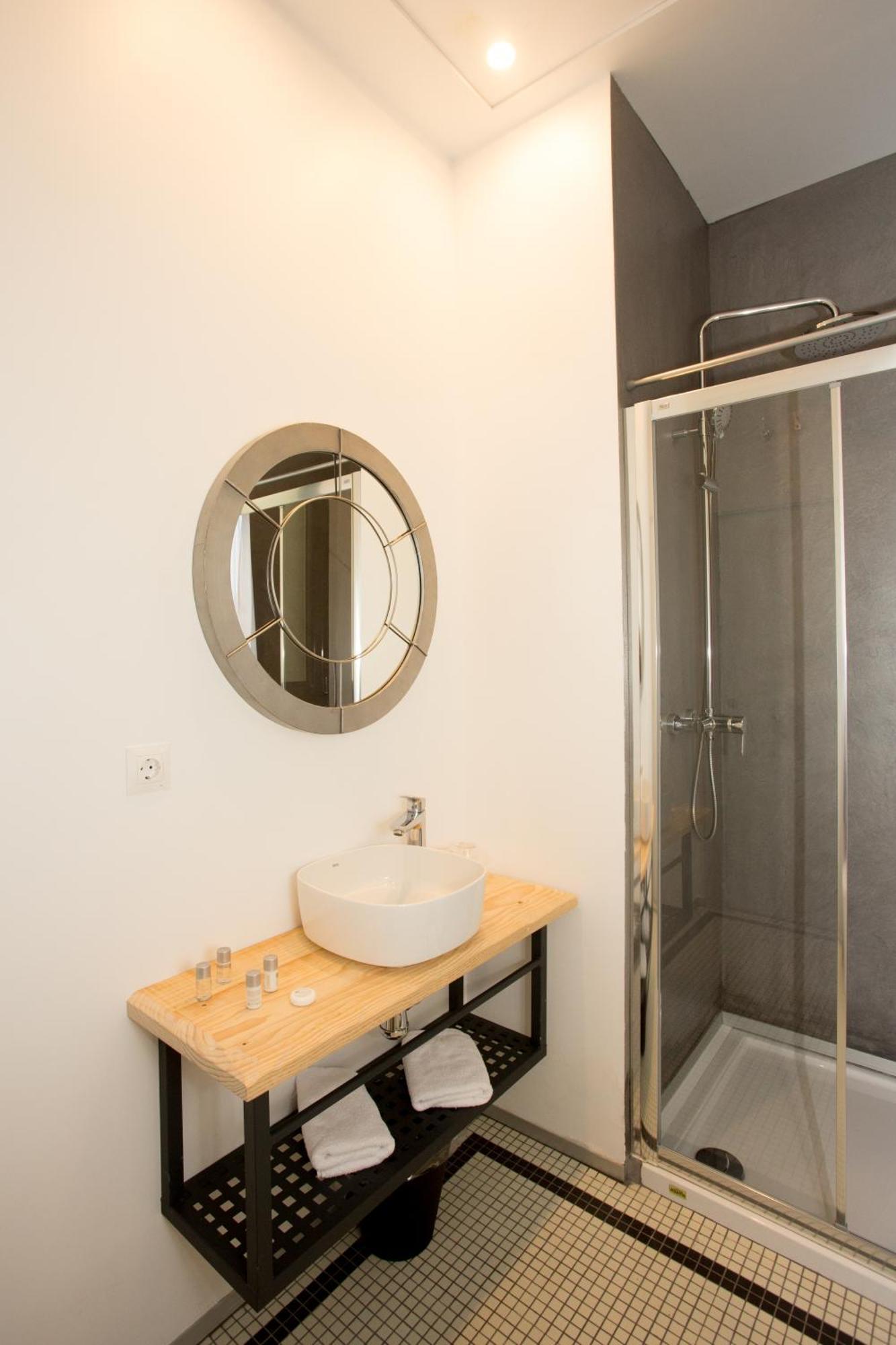 One-Bedroom Apartment Shower