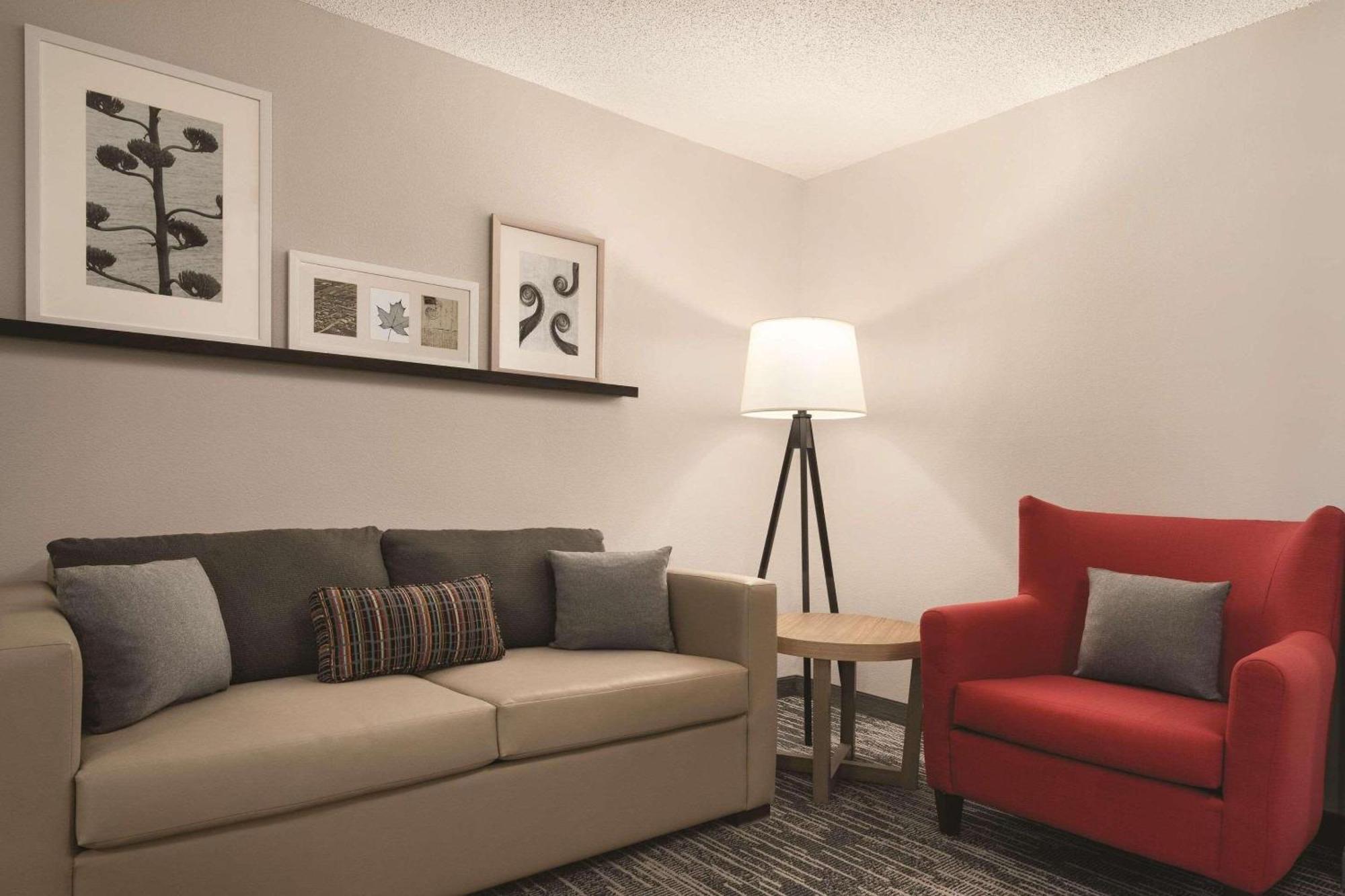 One-Bedroom King Suite - Non-Smoking