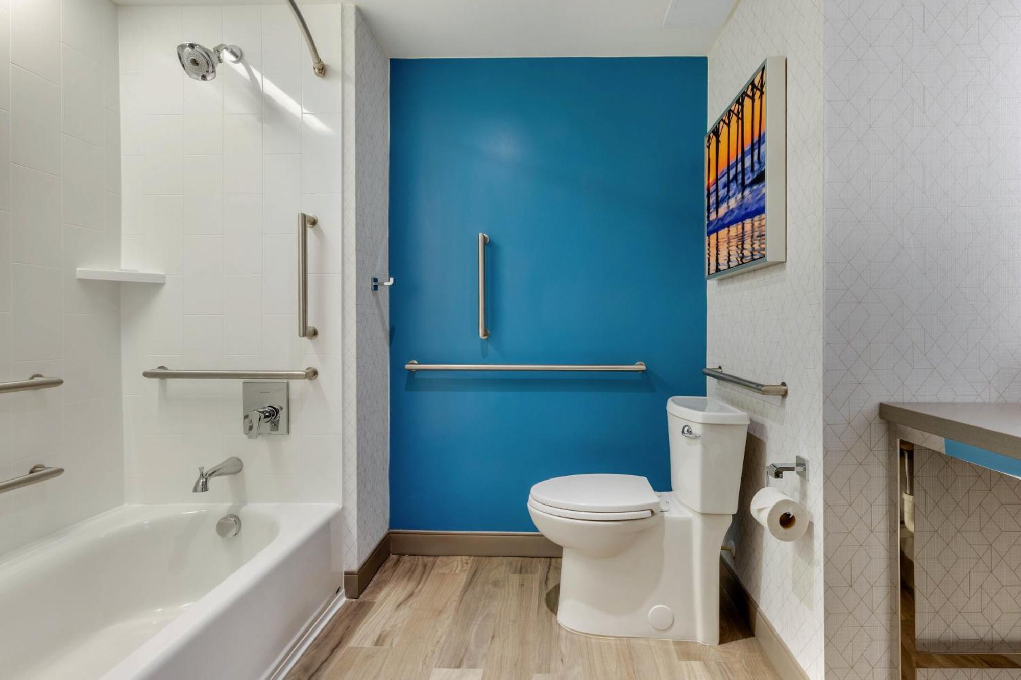 King Room with Bath Tub - Mobility Accessible