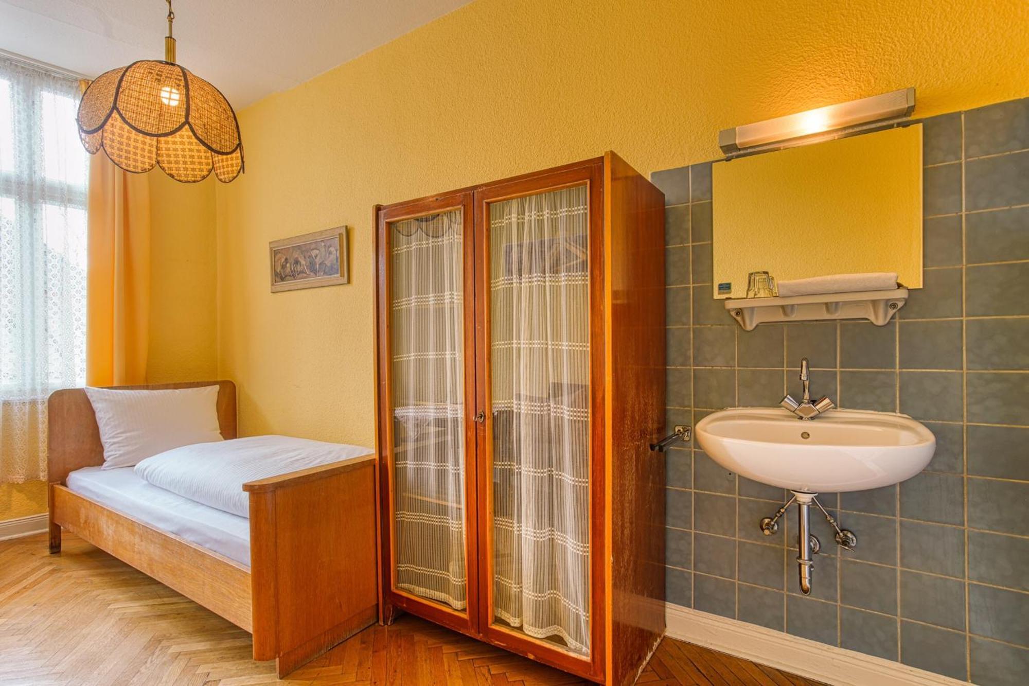 Single Room,1580601909:JPEG