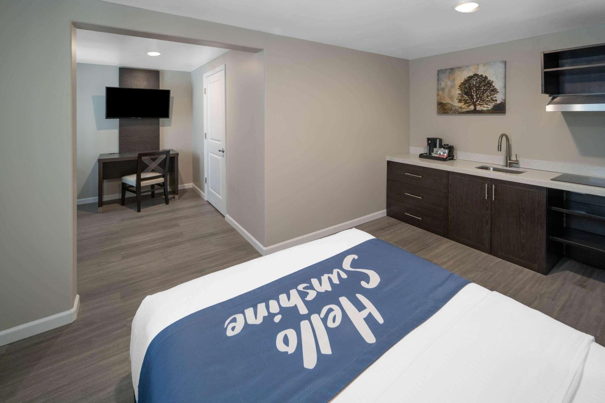 1 Queen Bed, Deluxe Mobility/Hearing Impaired Accessible, Studio Suite, Non-Smoking